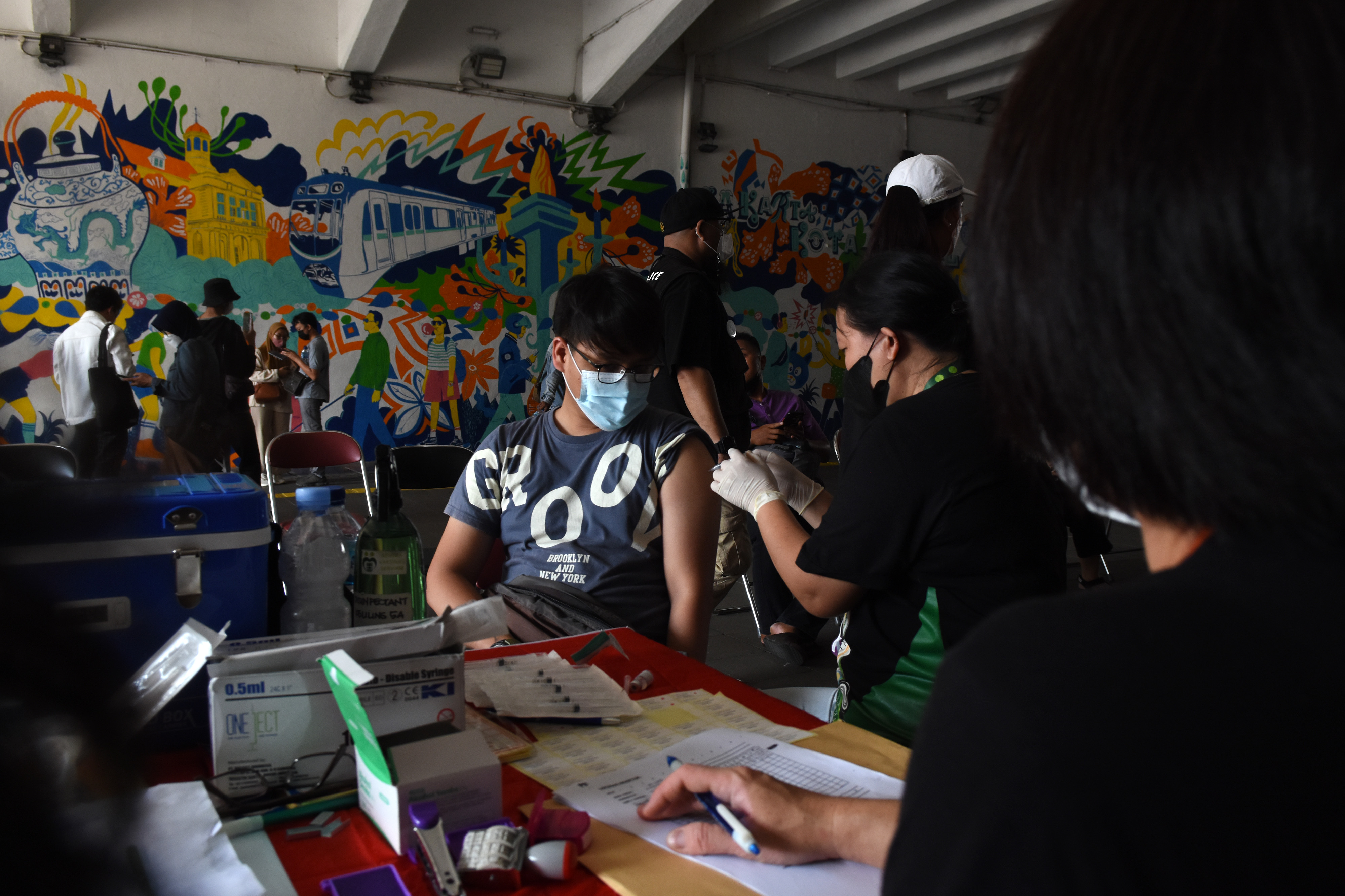 Warga mengikuti program vaksinasi covid-19 dosis booster di Jakarta.