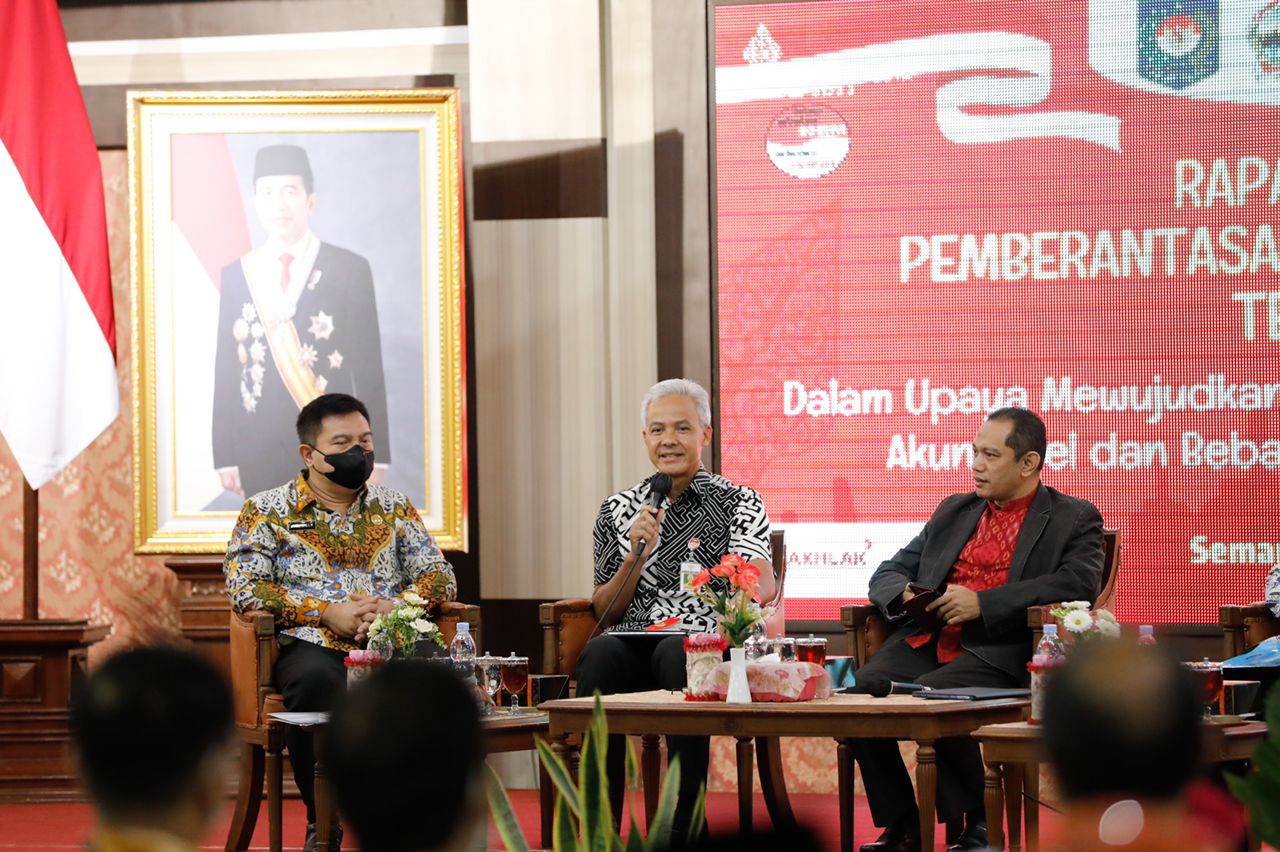Gubernur Jateng Ganjar Pranowo (tengah) 