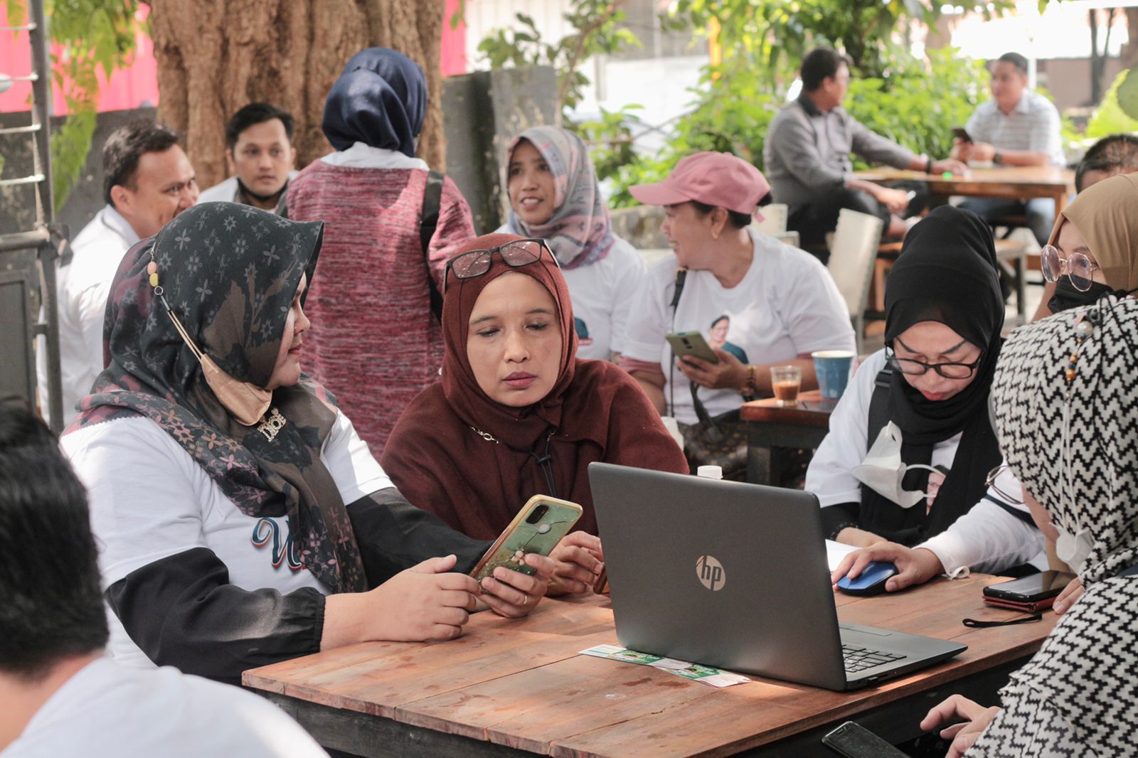 Pelaku usaha antre mendaftarkan Sertifikasi Halal gratis yang digelar Relawan UKM Sahabat Sandi Bandung di Kedai Kopi Salarea, Kota Band