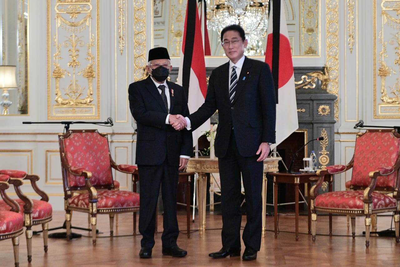 Wakil Presiden Ma;ruf Amin (kiri) dan PM Jepang Fumio Kishida di Istana Asakasa, Tokyo.