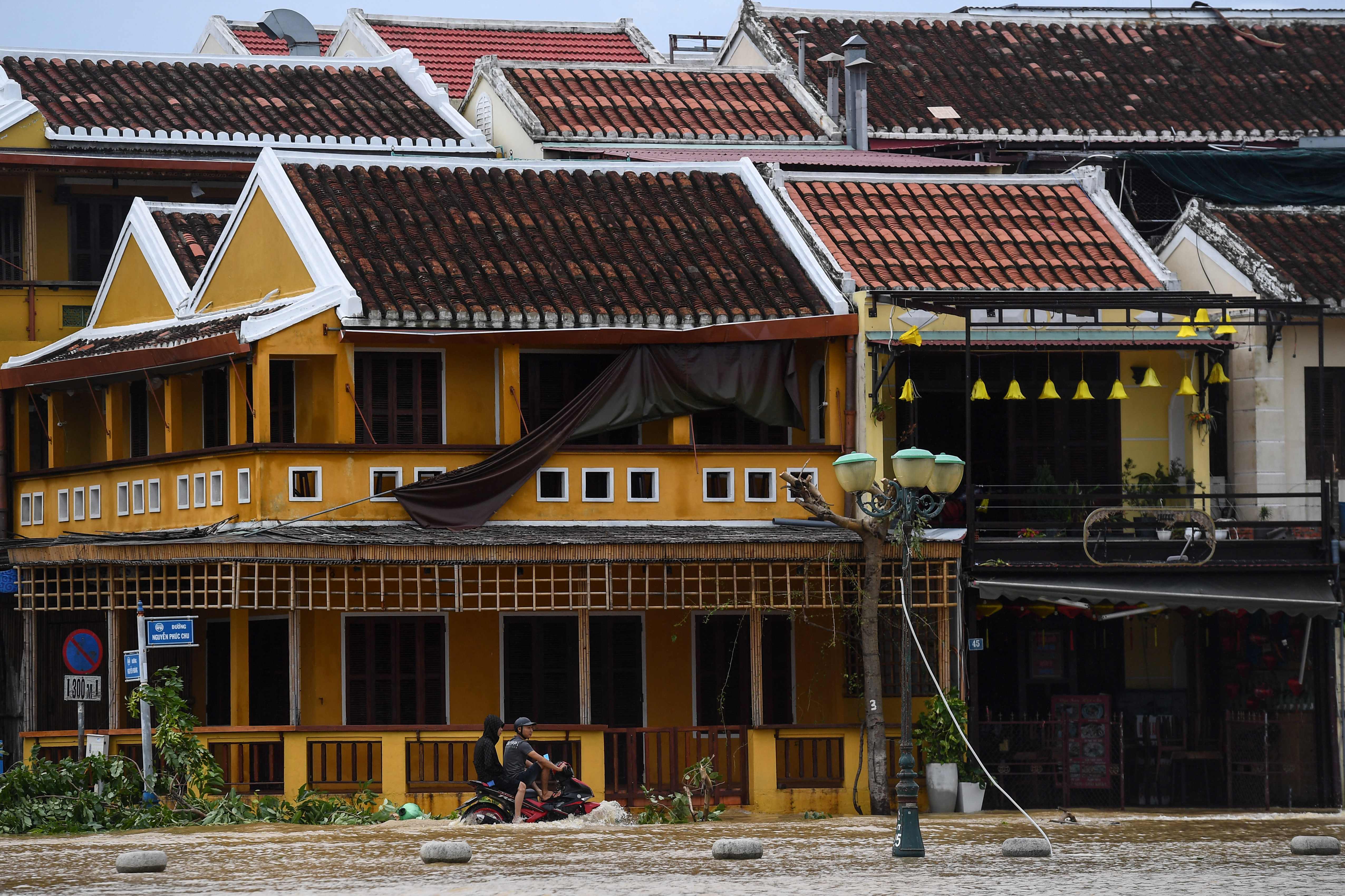 Banjir akibat Topan Noru di Vietnam