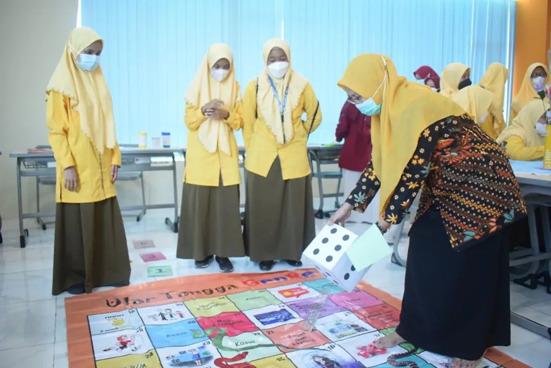 Peserta kelas Passion Psikologi melakukan kegiatan pembelajaran dengan metode permainan, Gresik, Kamis (23/8).