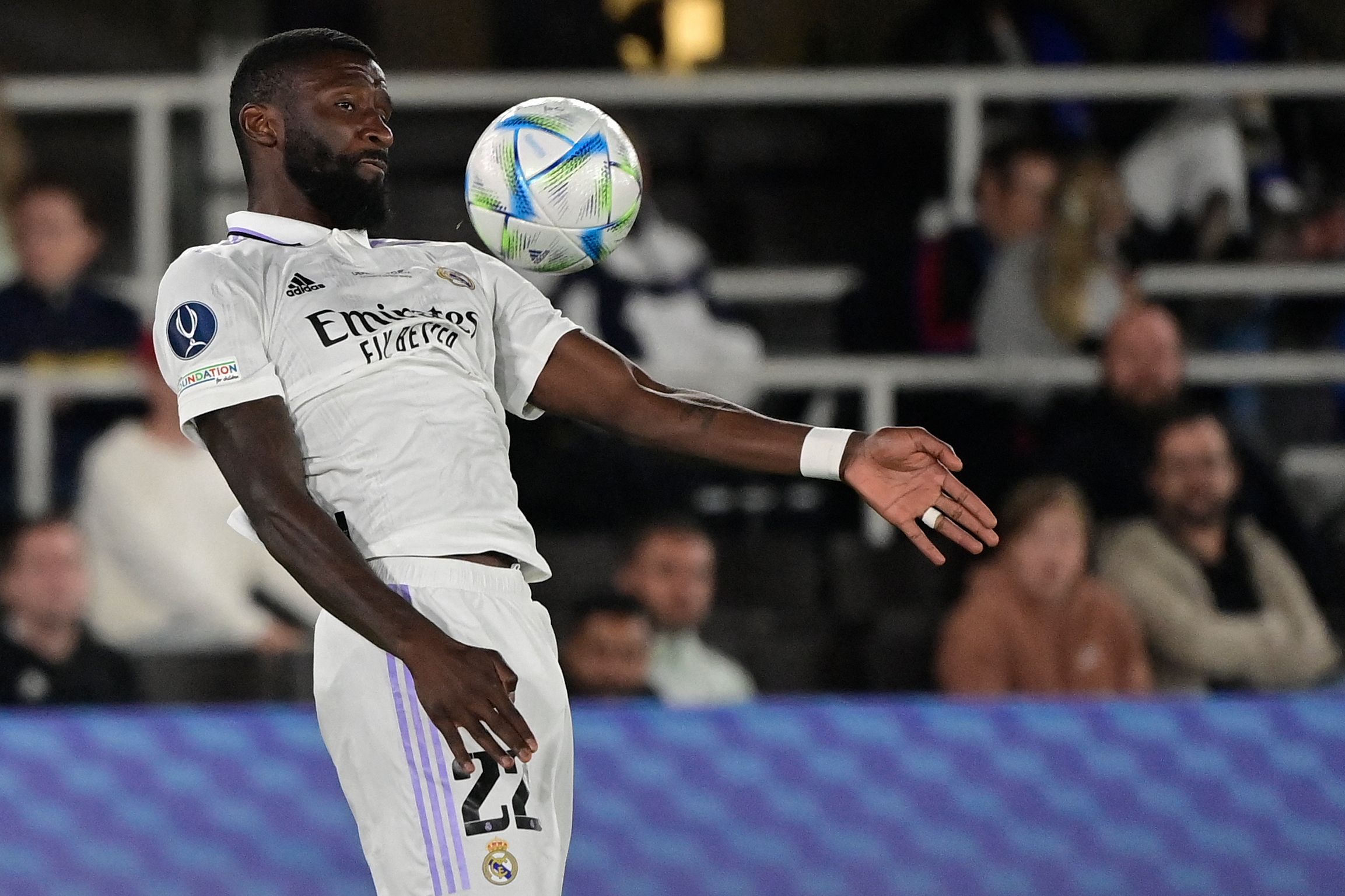 Bek Real Madrid Antonio Rudiger mencetak satu gol ke gawang Mallorca dalam lanjutan La Liga Spanyol, Minggu (11/9).