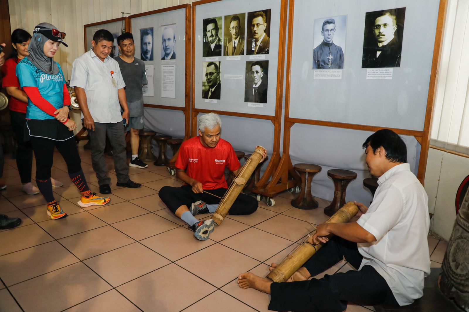 Gubernur Jawa Tengah Ganjar Pranowo memainkan alat musik Tutuhao