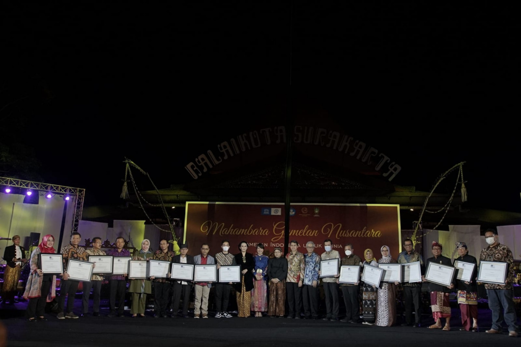 Penyerahan sertifikat gamelan sebagai warisan budaya dunia tak benda ke-14 untuk Indonesia dari UNESCO, yang berlangsung di halaman Balaiko