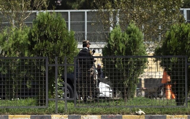 Tentara Taliban berjaga di Kedubes Rusia di Kabul