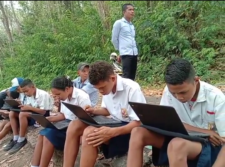 Ketiadaan jaringan internet membuat siswa SMPN) 6 Sanonggoang, Kecamatan Sanonggoang, Kabupaten Manggarai Barat, NTT ujian di tengah hutan  