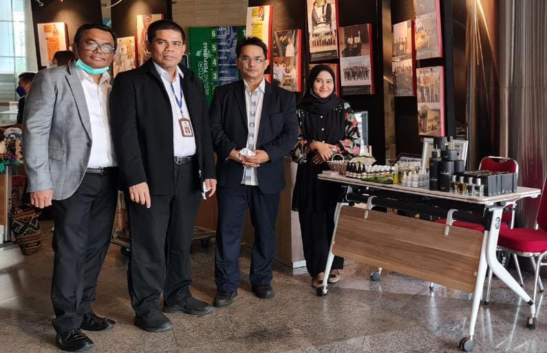  Kepala ARC Pusat Unggulan Perguruan Tinggi Nilam Aceh USK, Dr. Syaifullah Muhammad (dua dari kiri) bersama tim dan olahan nilannya.