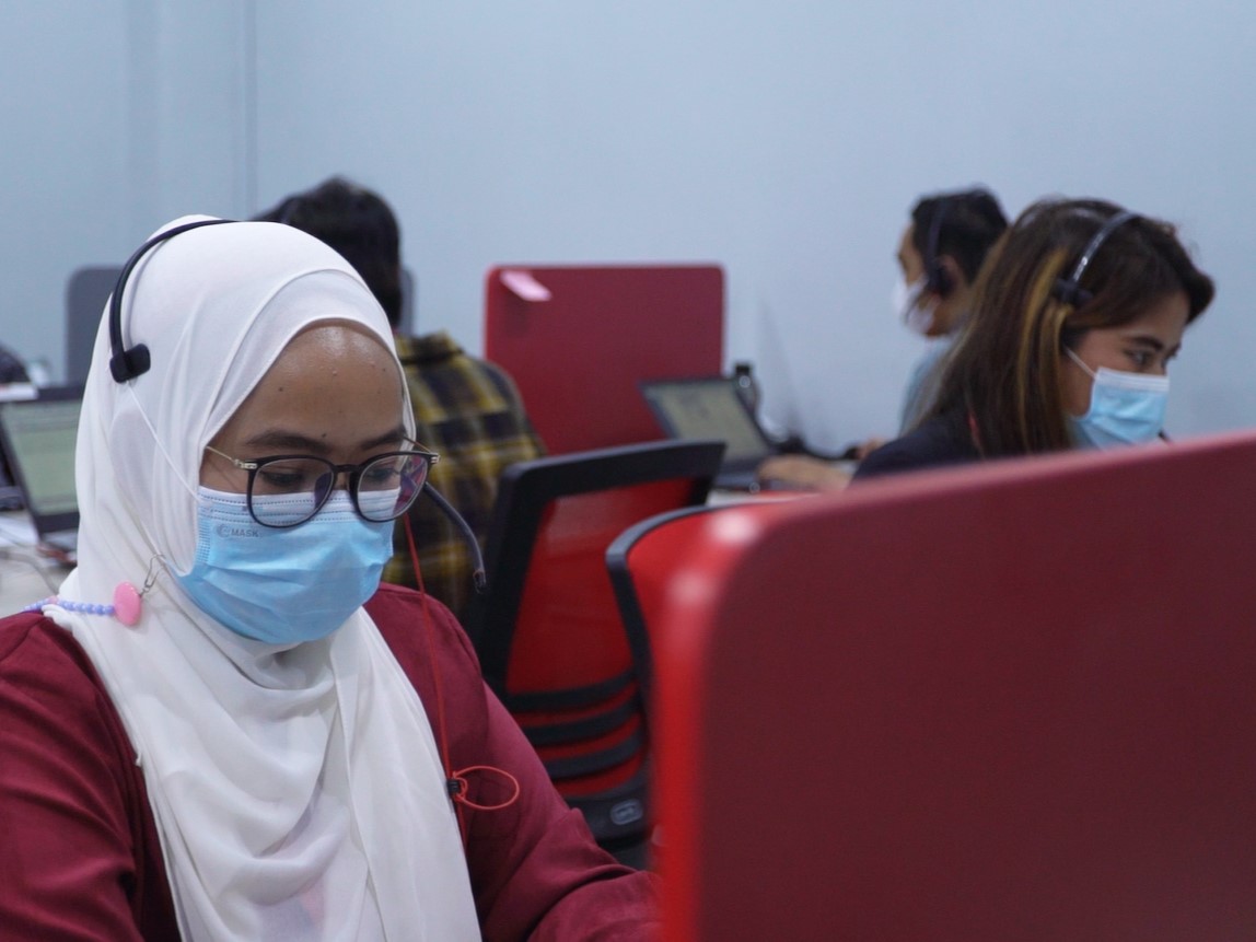 Call center agent saat ini menjawab 55% telepon yang masuk dan 45% telepon masuk tersebut dijawab dengan IVR.