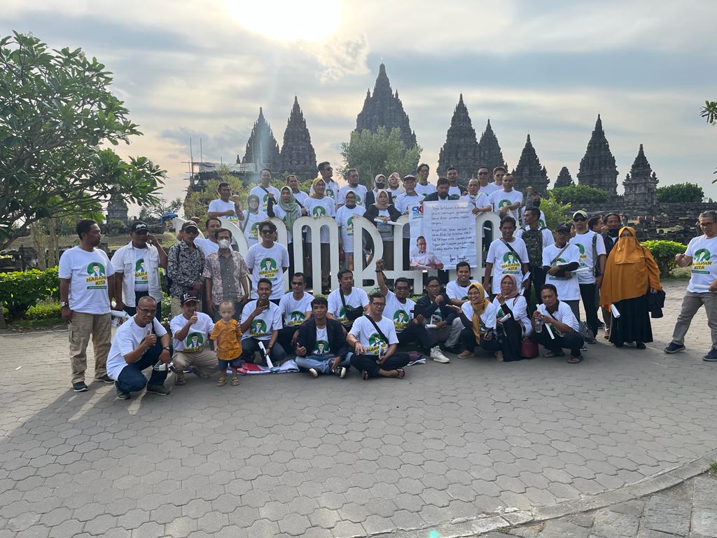 Warga yang tergabung dalam kelompok pendukung Anies Baswedan melakukan kunjungan ke Candi Prambanan, Sleman, Yogyakarta.