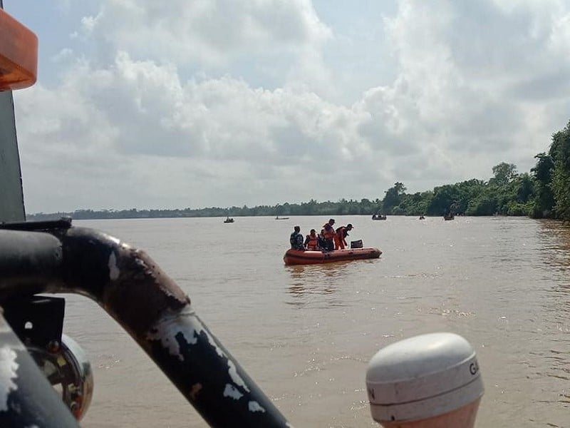 Suasana Tim SAR gabungan, Rabu siang (21/9), melakukan pencarian kapal pompong dan dua ABK-nya yang dilaporkan tenggelam.