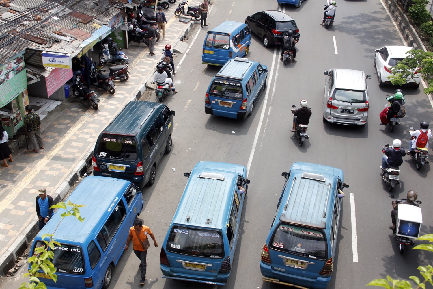 Sejumlah angkot ngetem sembarangan saat menunggu penumpang di Jalan Margonda, Depok, Jawa Barat.