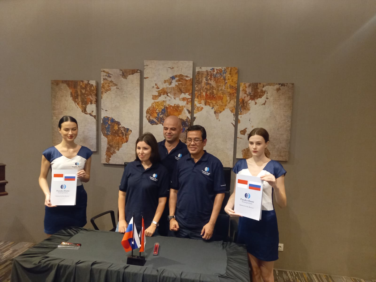 Penandatanganan memorandum of understanding (MoU) antara PT Pusaka Bumi Transportasi dan Chetra di Jakarta, Kamis (15/9).