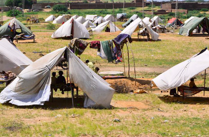 Tenda-tenda pengungsi bencana banjir di Hyderabad, Provinsi Sindh, Pakistan, Jumat (2/9). 