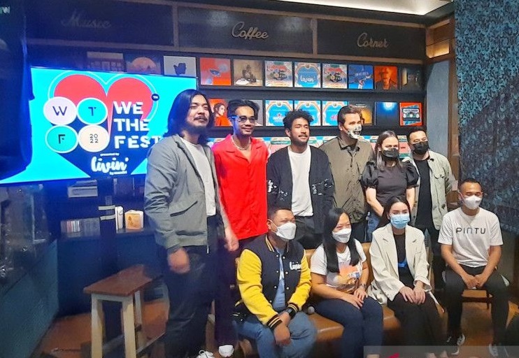 Penyelenggara We The Fest 2022 berfoto bersama usai jumpa wartawan di Kawasan Gunawarman