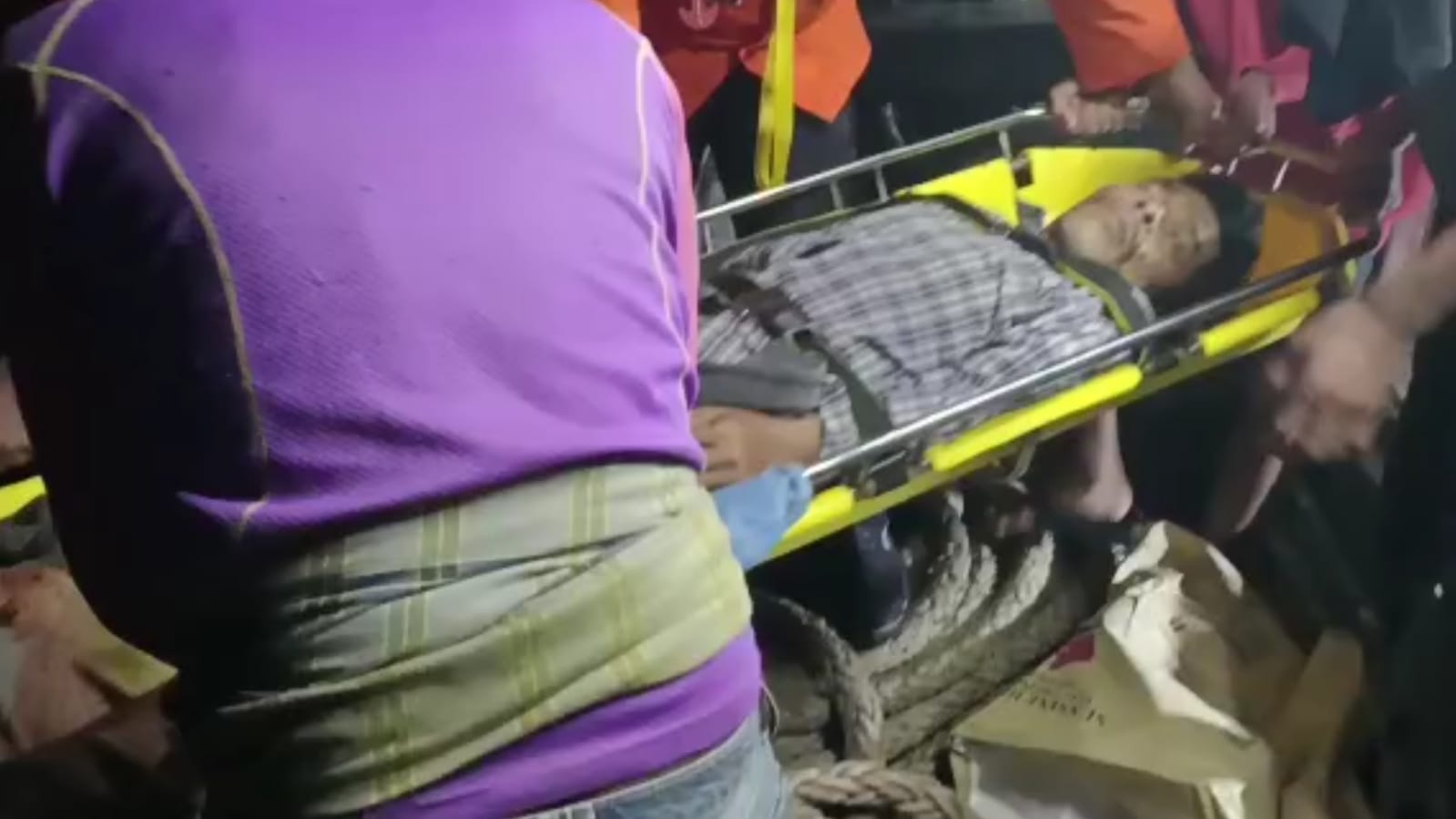 Proses evakuasi nelayan ABK KM Bandung Jaya di perairan Asahan, Sumatra Utara, Minggu (11/9).