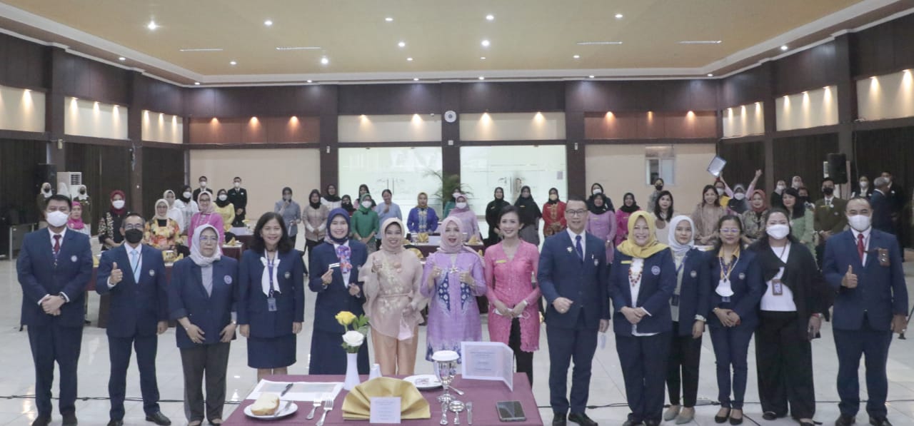 Tim dari DWP Kemenparekfraf foto bersama DWP Poltekpar NHI Bandung