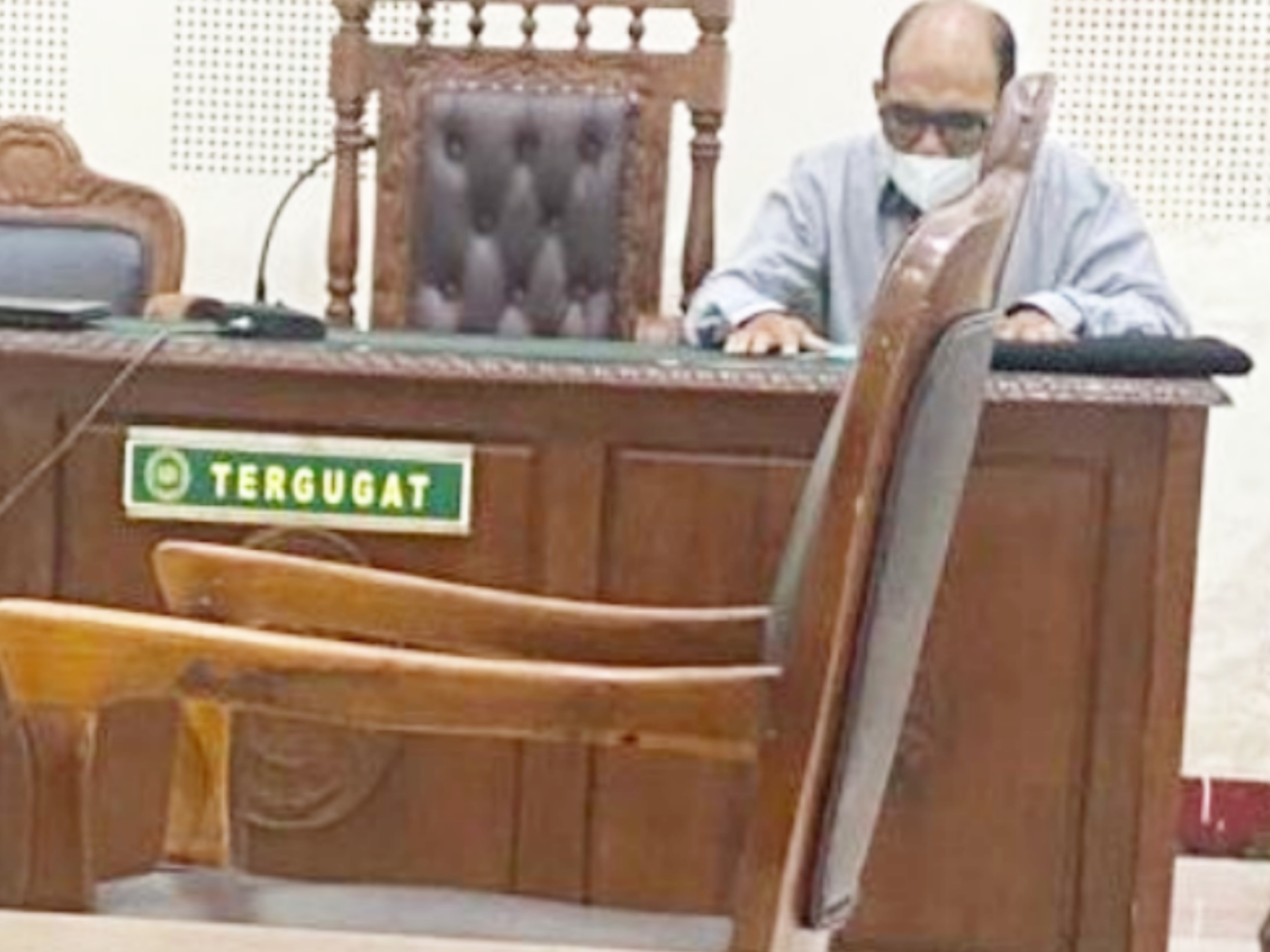 Anggota DPRD Kabupaten Sikka dari Fraksi Perindo Bernadus Kardiman berada di ruang sidang Pengadilan Negeri Maumere selaku tergugat.