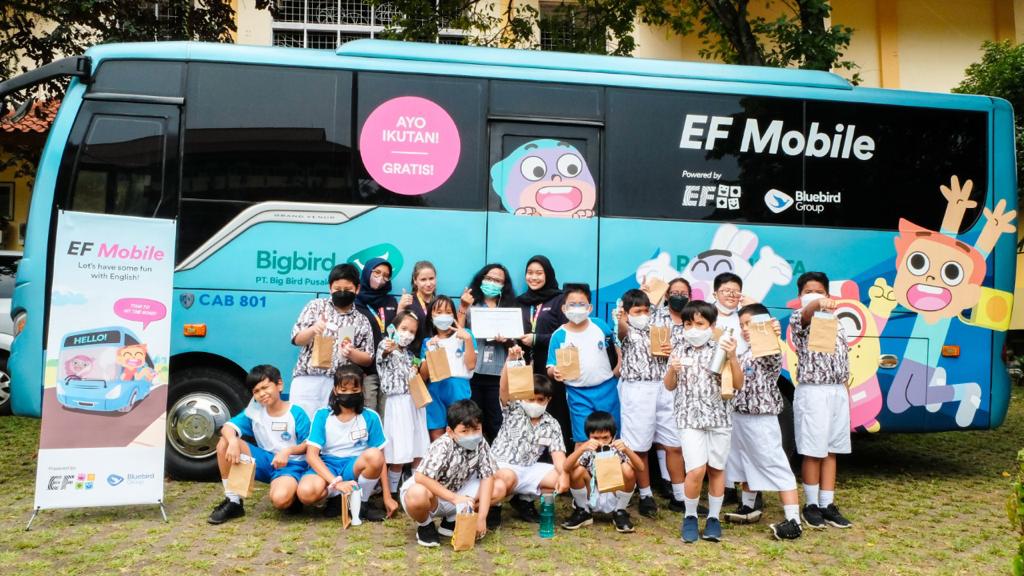 EF Mobile–sebuah program belajar bahasa Inggris untuk anak-anak yang menyenangkan dengan menaiki bus.