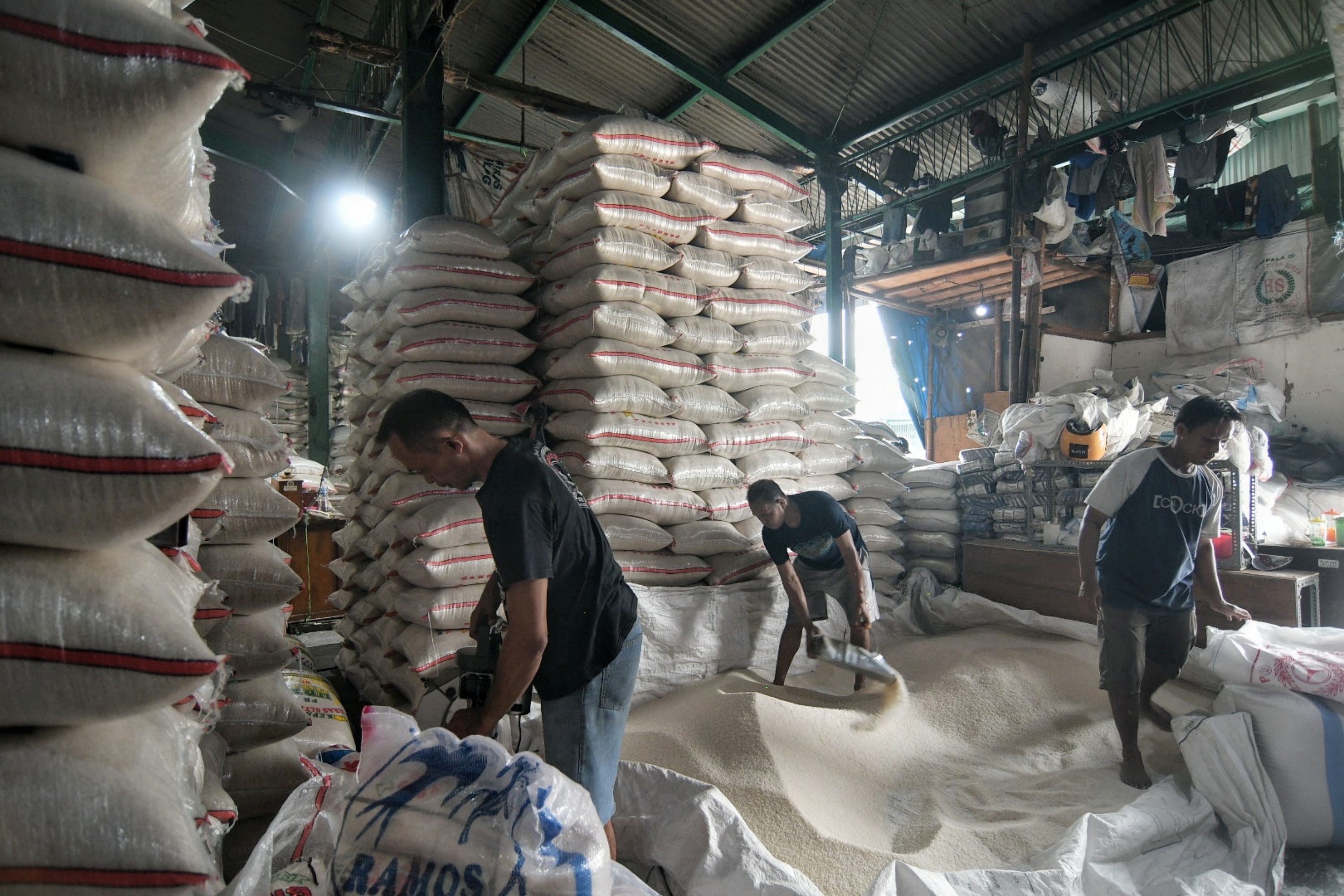 Pemprov Sulawesi Selatan menyiapkan langkah antisipasi menjaga ketersediaan pangan tetap aman paska kenaikan harga BBM, stok beras aman.