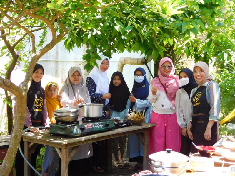 Komunitas Cookpad Sumatra Barat mengadakan kegiatan masak bersama.
