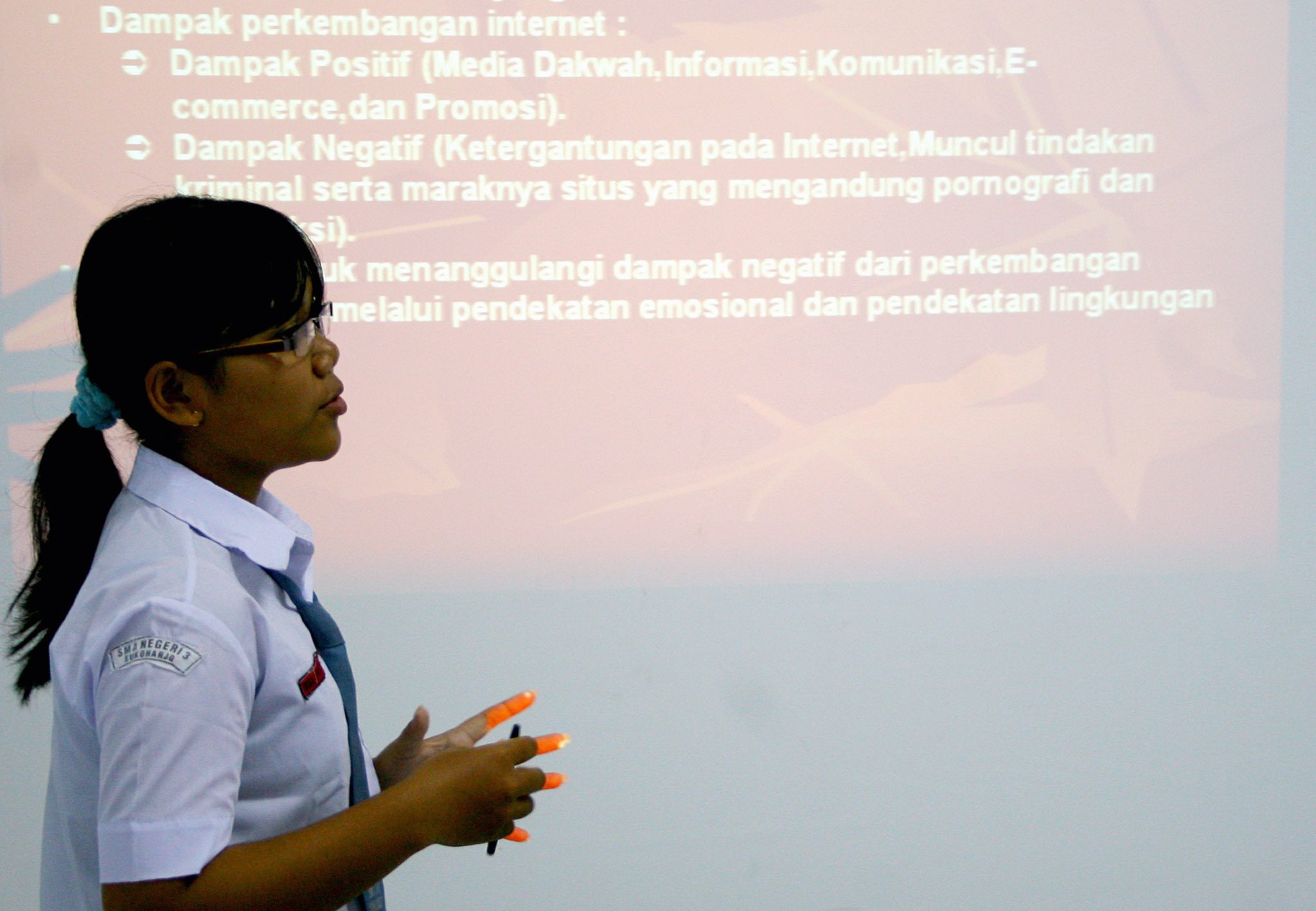 Ilustrasi siswi mempresentasikan hasil karya tulis ilmiahnya