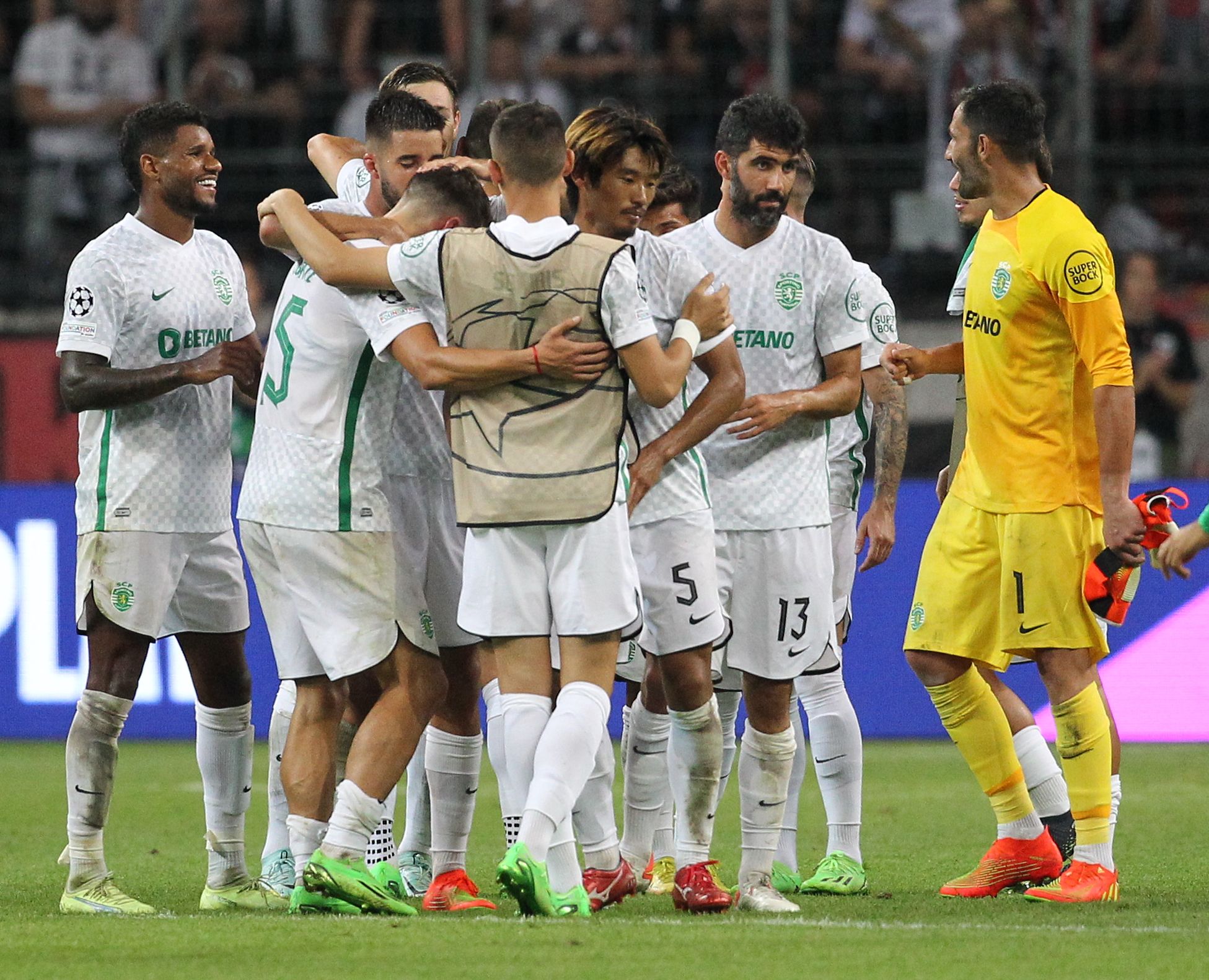Para pemain Sporting melakukan selebrasi usai mengalahkan Eintrahct Frankfurt di laga Liga Champions.