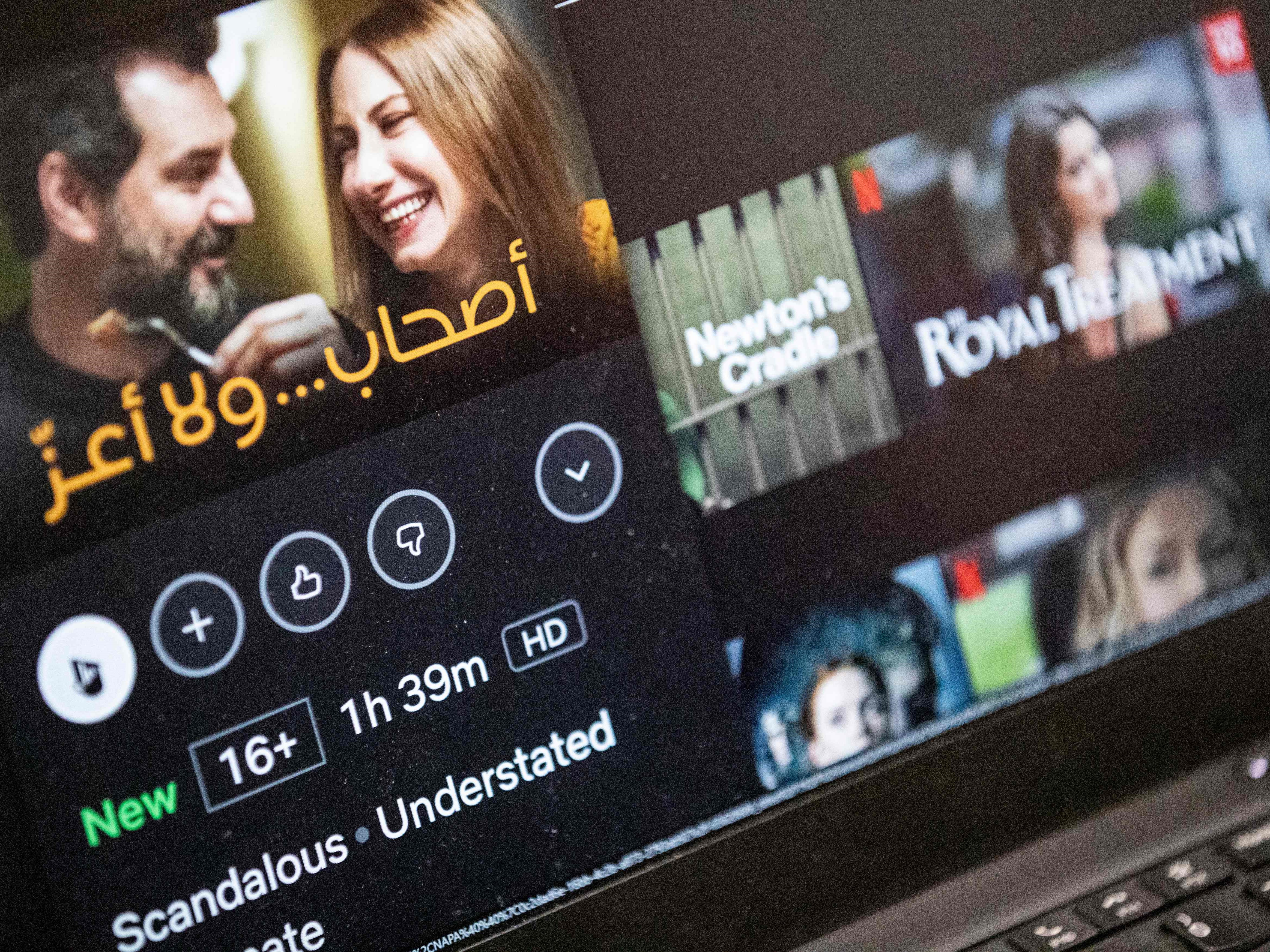 Laptop yang menampilkan adegan dari film pan-Arab produksi Netflix, Ashab wala Aaz.
