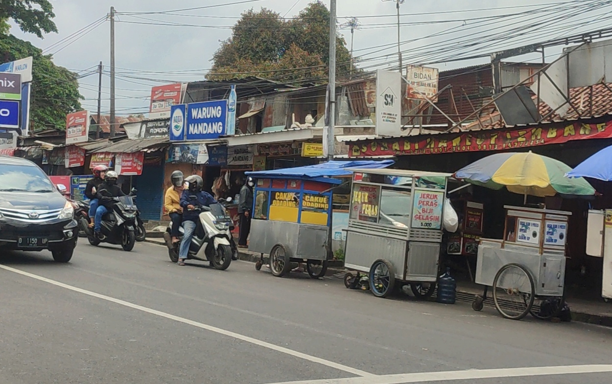 Sejumlah PKL di kawasan Lembang melanggar aturan hingga menyebabkan kemacetan dan merusak keindahan lingkungan.