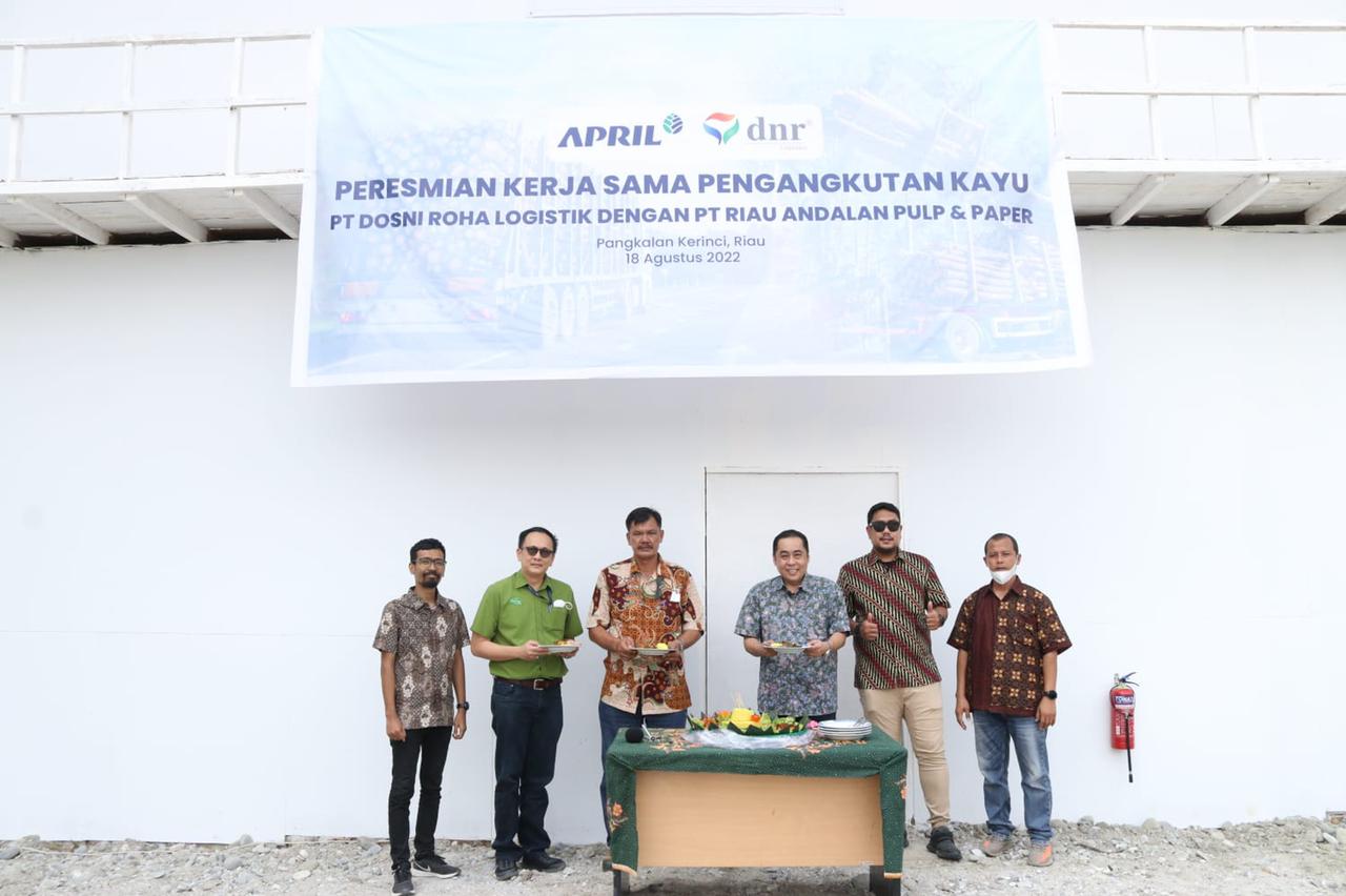 Peresmian kerja sama pengangkutan kayu.