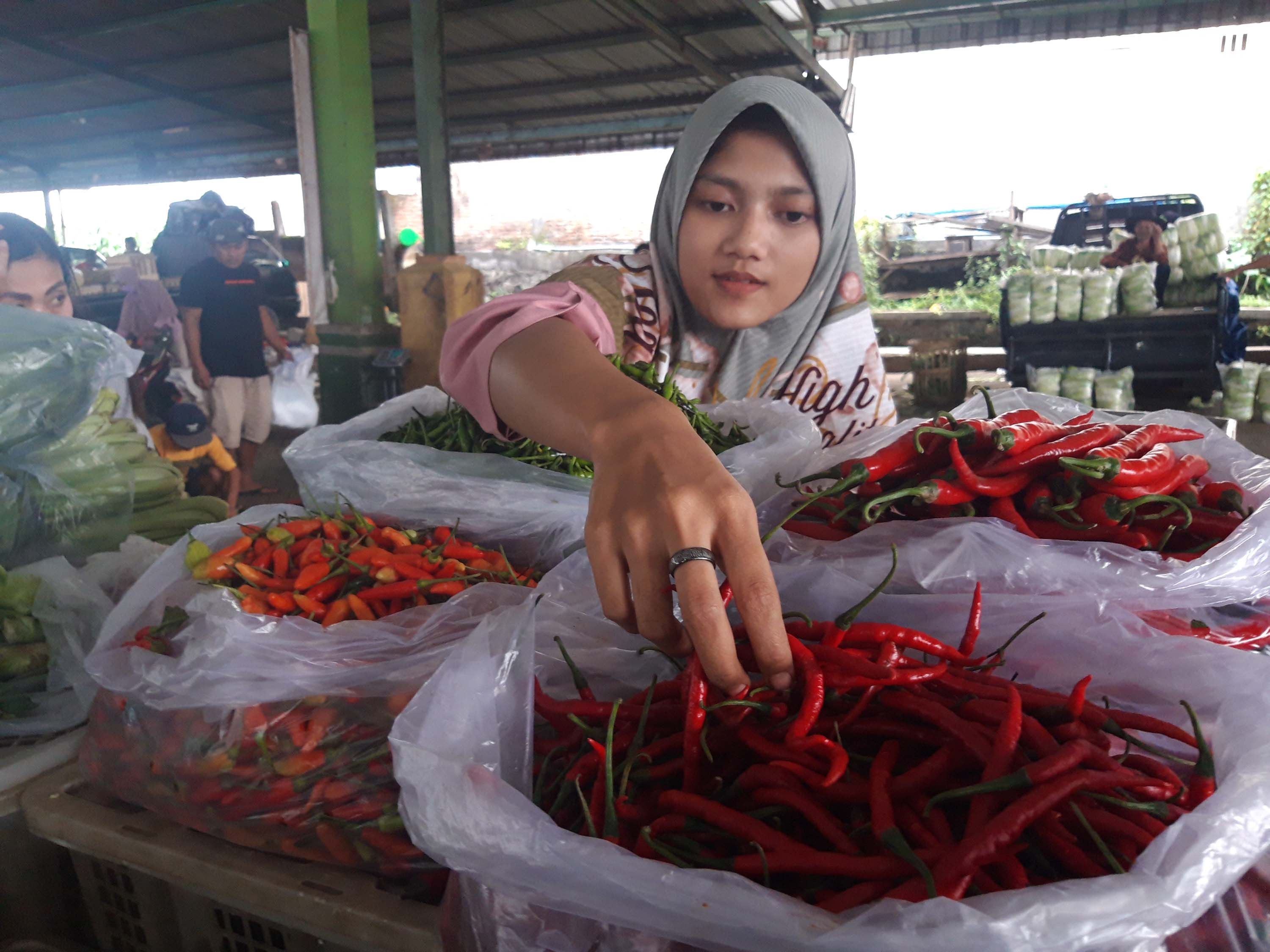  Pedagang sedang menjual cabai di pasar sayur Karangploso, Kabupaten Malang, Jawa Timur