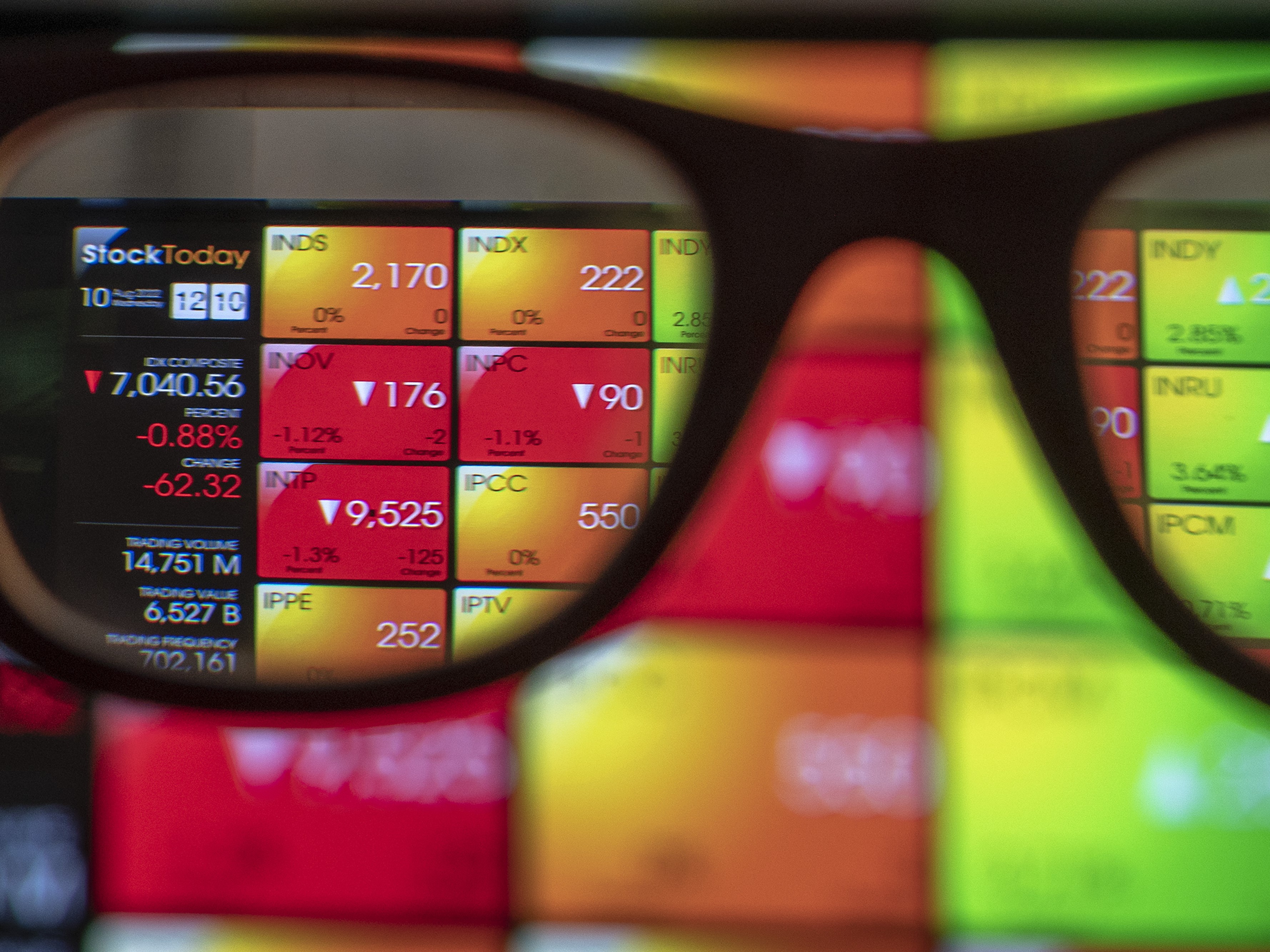 Karyawan melihat pergerakan Indeks Harga Saham Gabungan (IHSG) di Bursa Efek Indonesia, Jakarta, Rabu (10/8/2022).