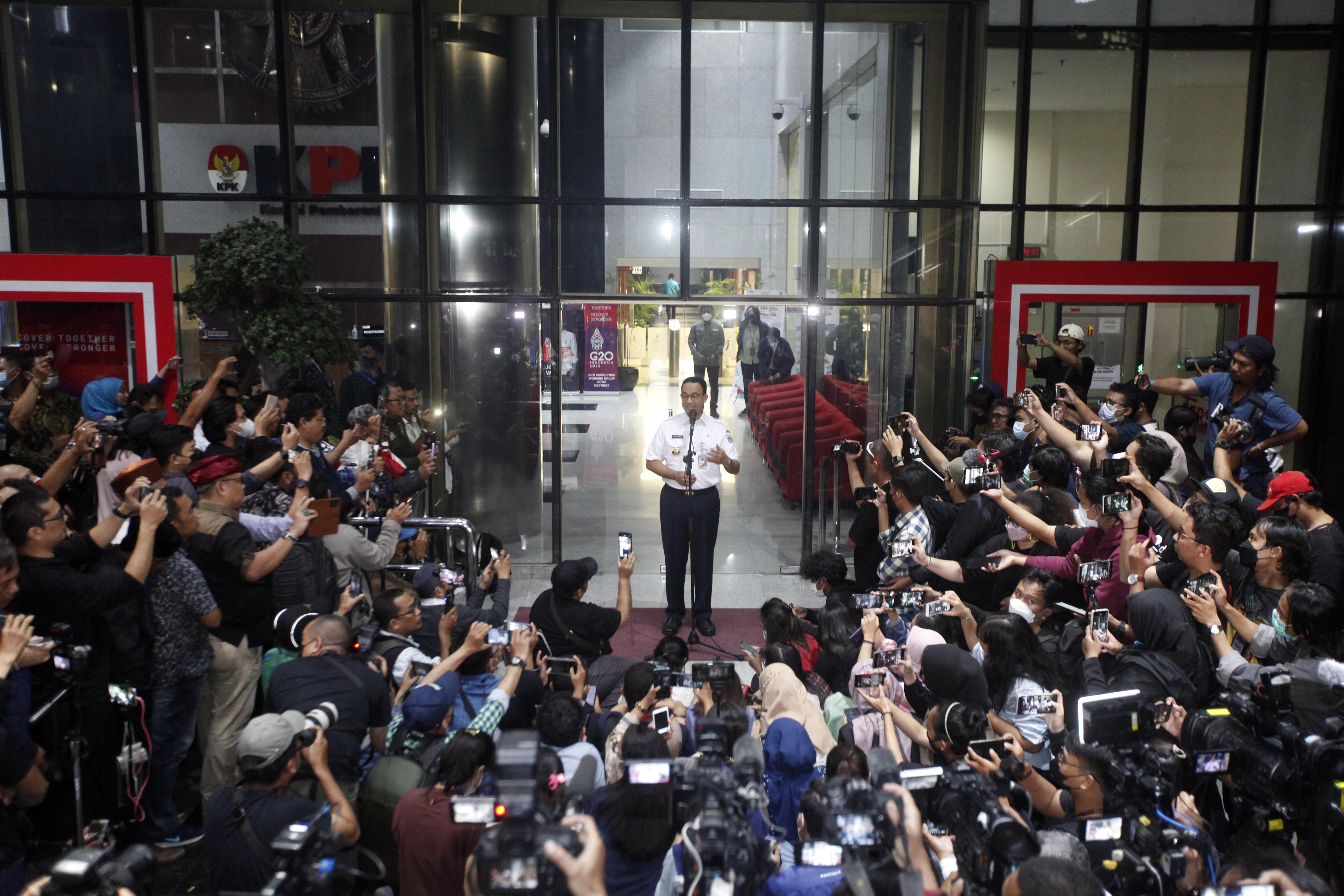  Gubernur DKI Jakarta Anies Baswedan berjalan keluar usai menjalani pemeriksaan sebagai saksi di KPK.