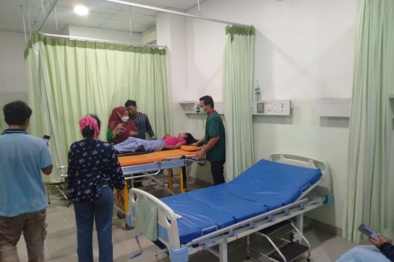  Warga korban keracunan gas klorin PT Pindo Deli II Karawang saat dirawat di IGD RS Rosela Karawang, Jawa Barat, Rabu (14/9).