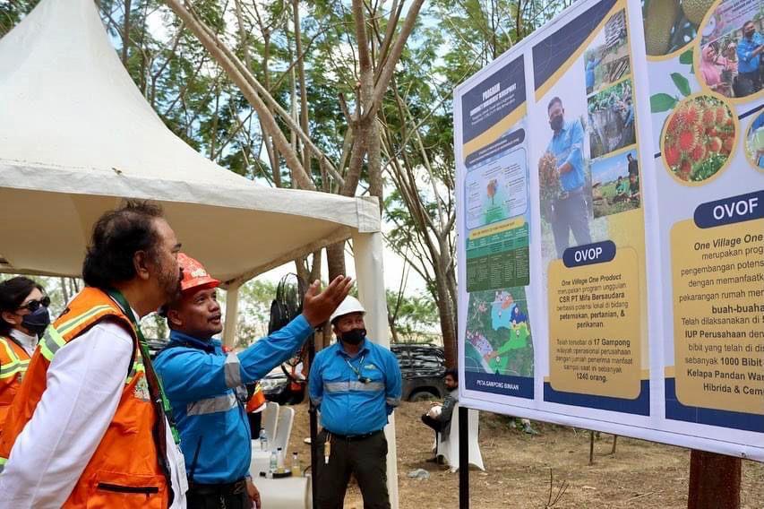H. Surya Paloh bersama Group Head CSR, External Relations, & Corcomm PT Mifa Bersaudara Azizon sedang meninjau beberapa program unggulan CSR