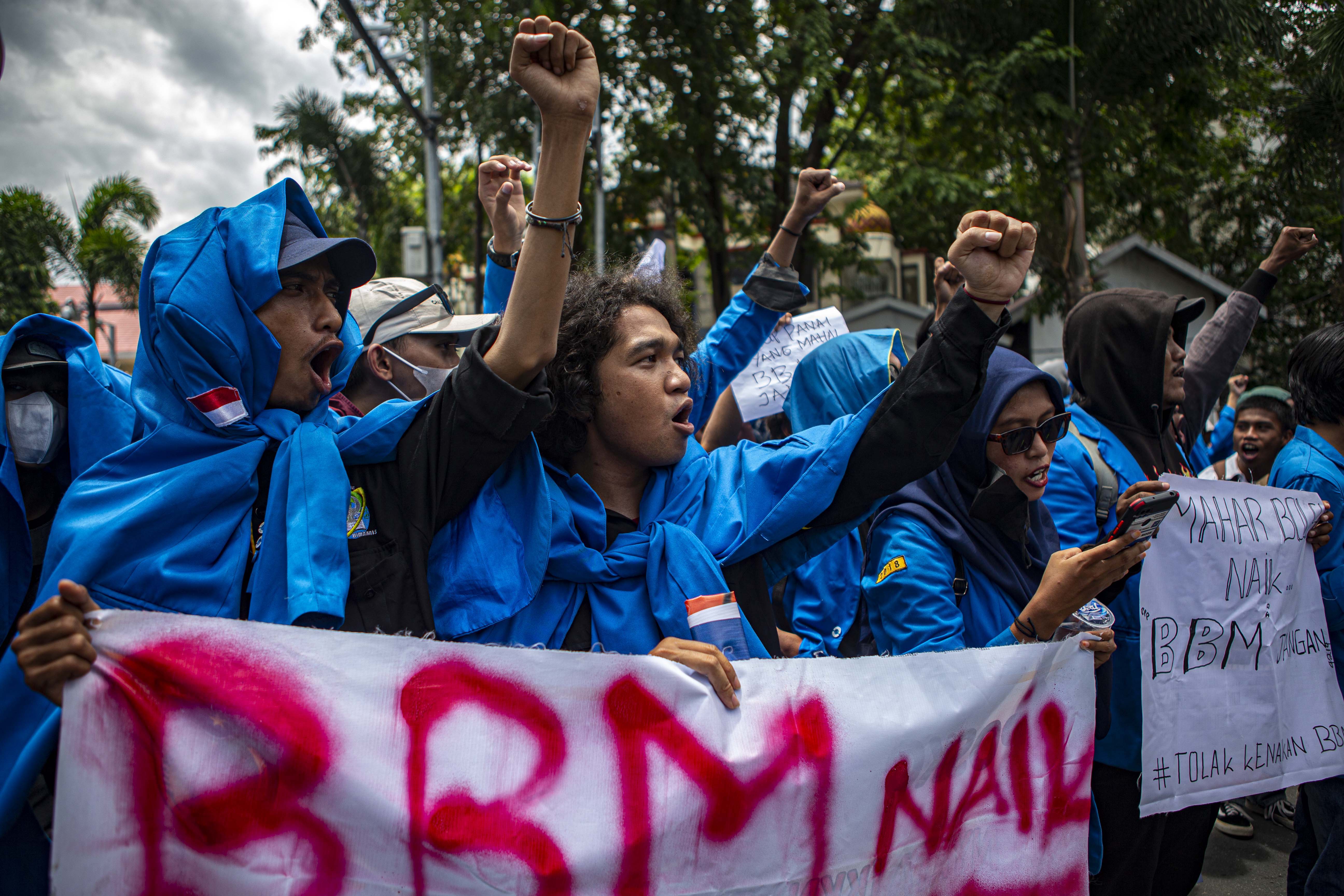 Ratusan mahasiswa Universitas Tadulako Palu, melakukan unjuk rasa di depan Kantor DPRD Provinsi Sulawesi Tengah, Senin (12/9).