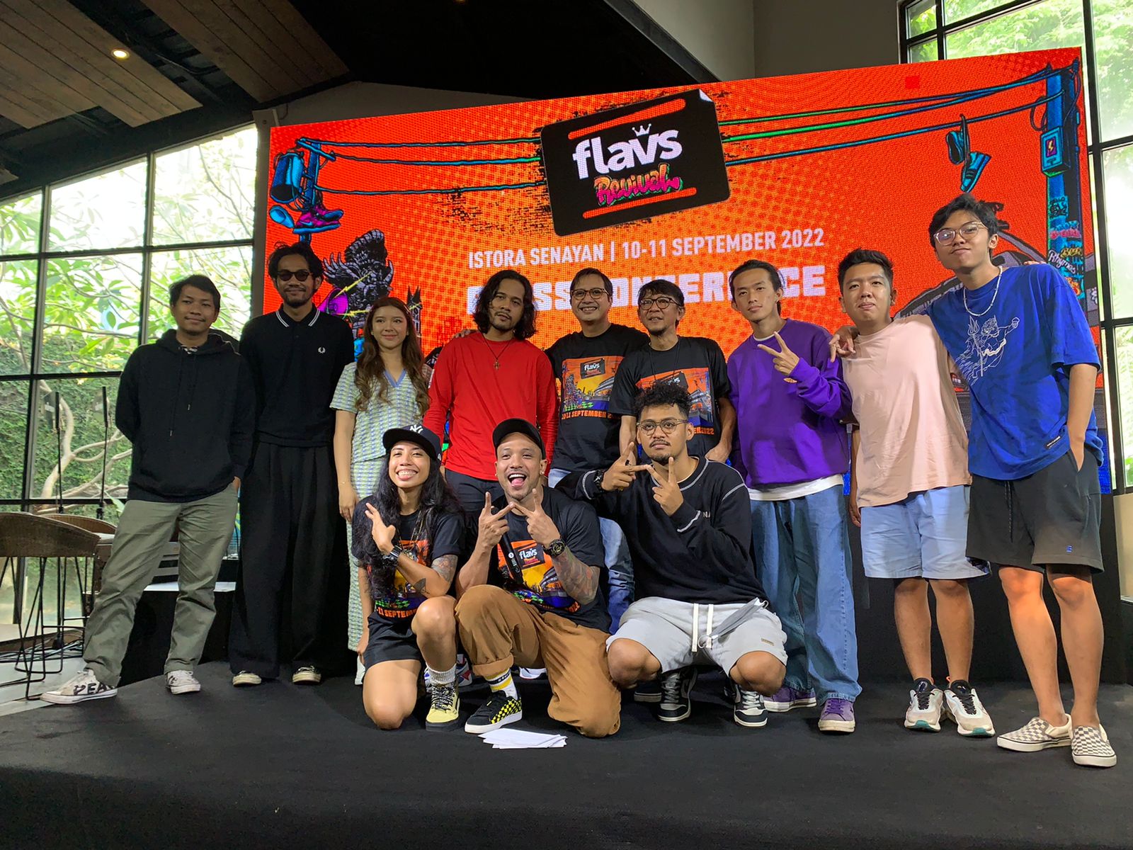 Penyelenggara Flavs Festival 2022 bersama para penampil. 