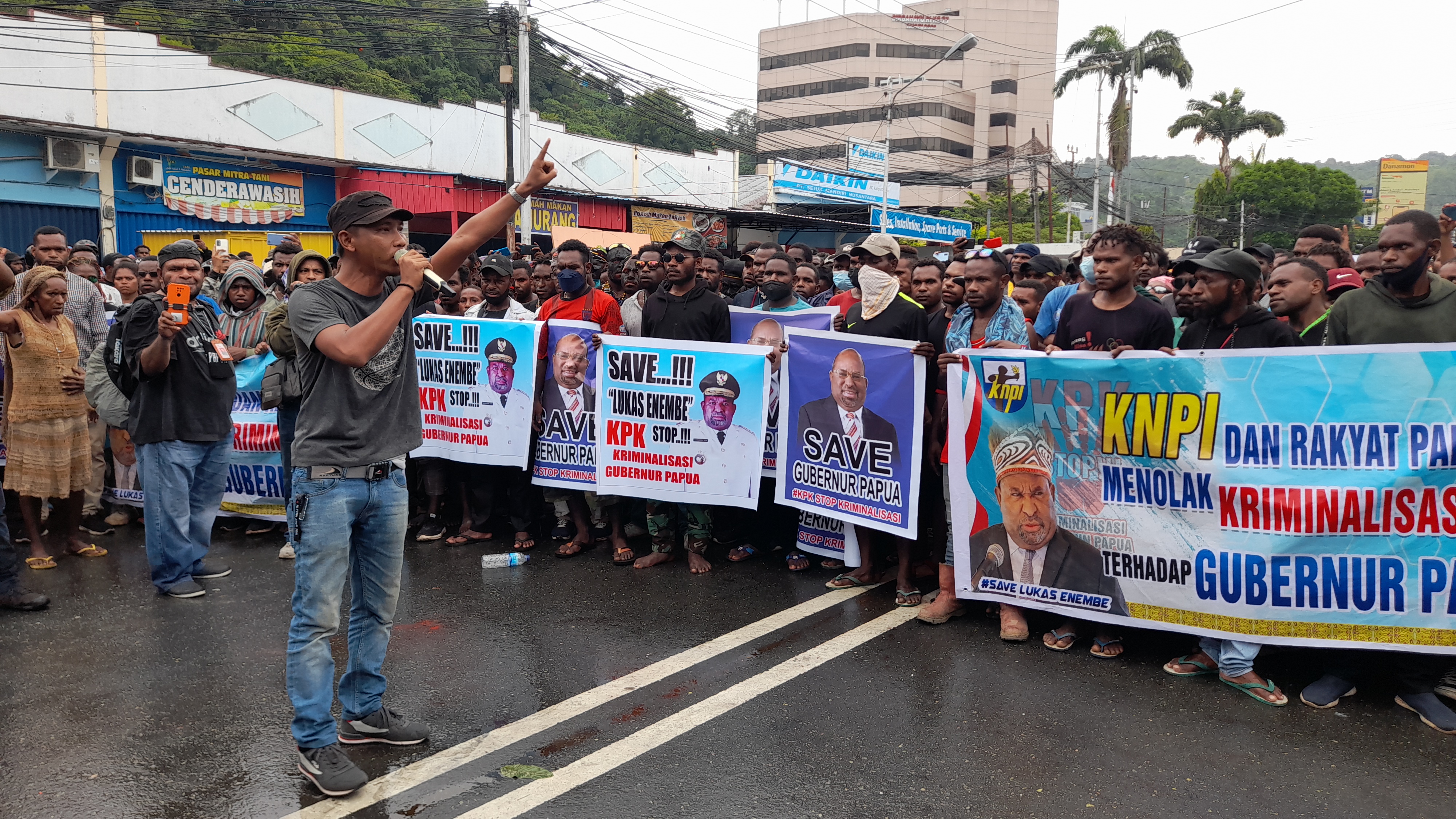 Sejumlah warga menggelar unjuk rasa menolak penetapan Gubernur Lukas Enembe sebagai tersangka oleh KPK