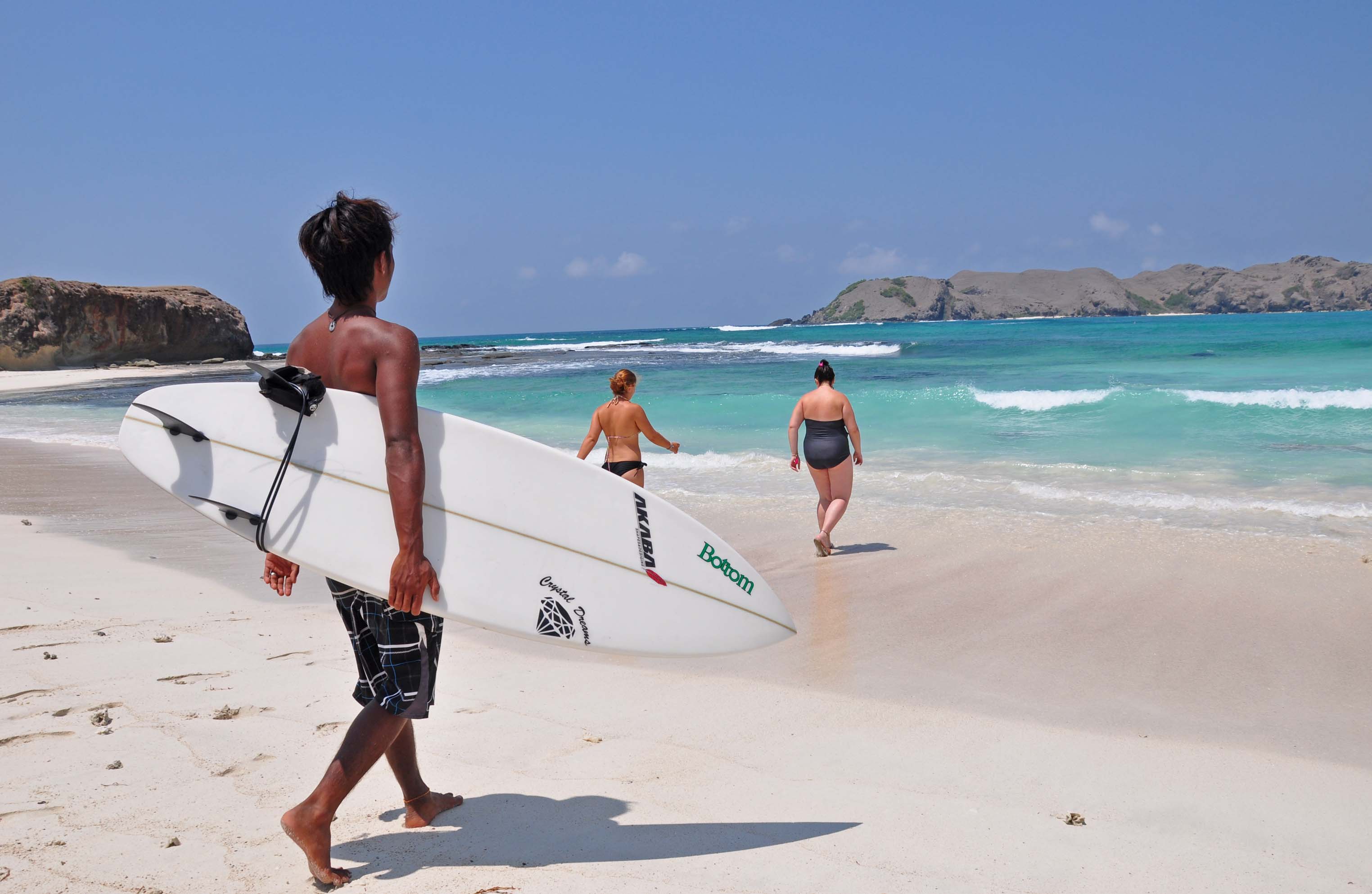 Sejumlah turis tengah menikmati keindahan alam pantai di Lombok Tengah