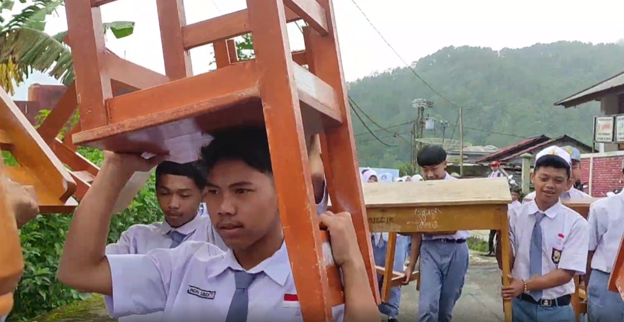 Siswa SMKN 1 Karangjambu Purbalingga Terpaksa Belajar di Pasar