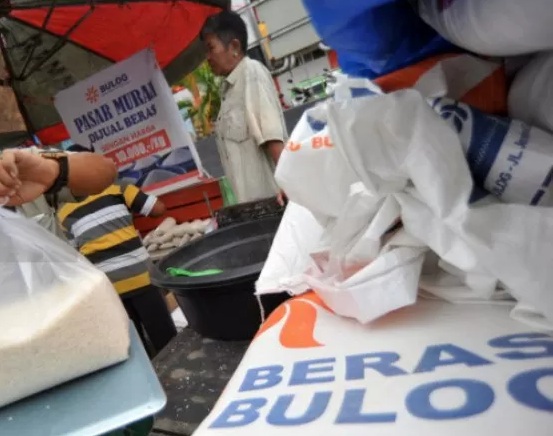 Operasi pasar beras yang dilaksanakan Bulog di DKI Jakarta.
