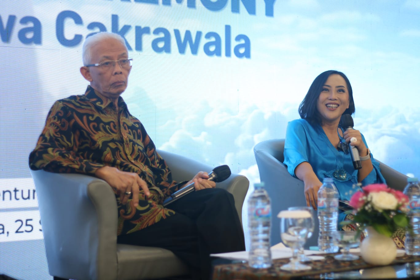 Duta UNESCO Prof. Dr. Arief Rachman dan Direktur IIEF Diana Kartika Jahja saat Closing Ceremony Beasiswa Cakrawala.