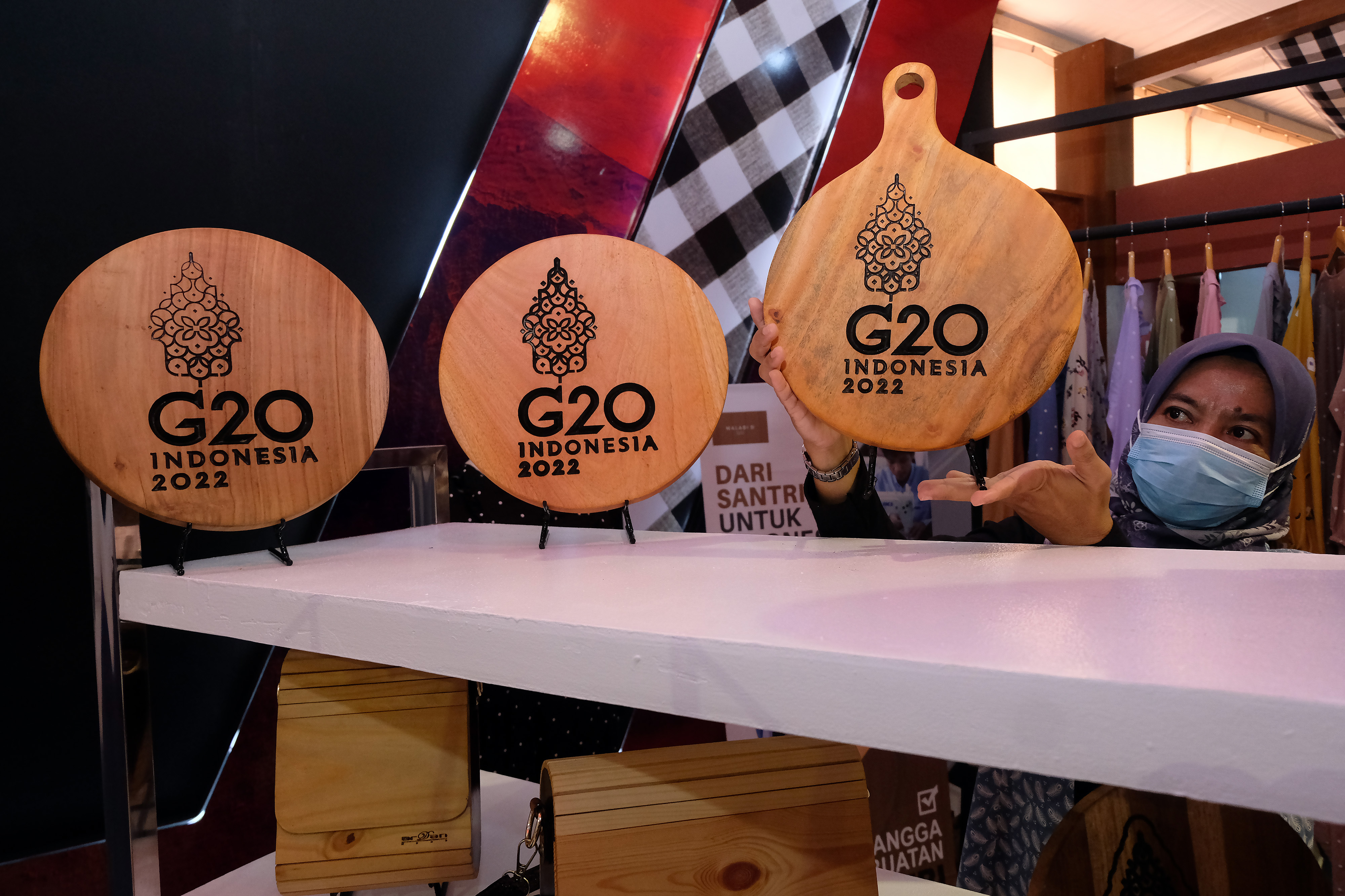 Perajin menata produk dengan tulisan Presidensi G20 Indonesia.