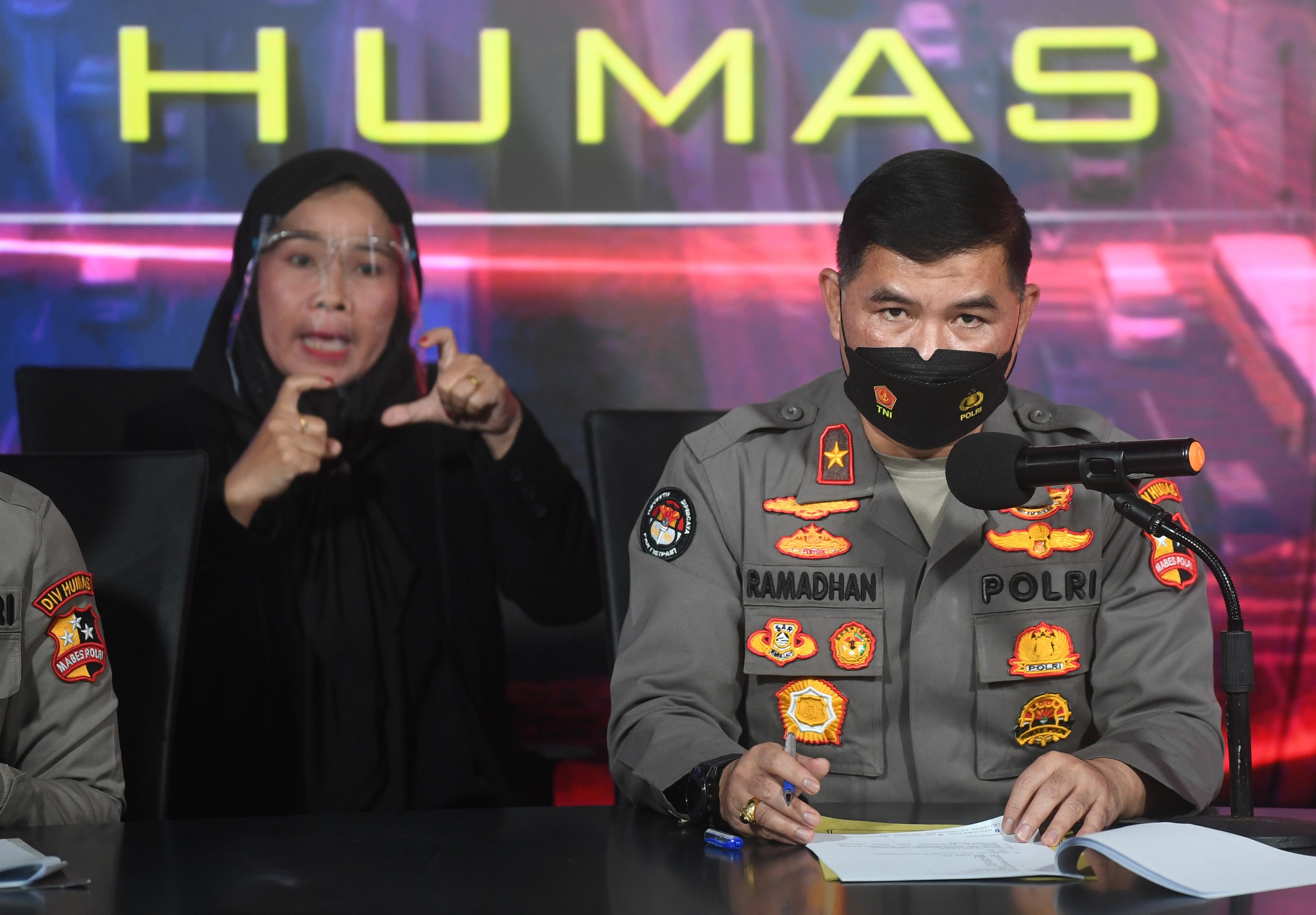 Karopenmas Divhumas Polri Brigjen Ahmad Ramadhan menyampaikan keterangan kepada awak media.