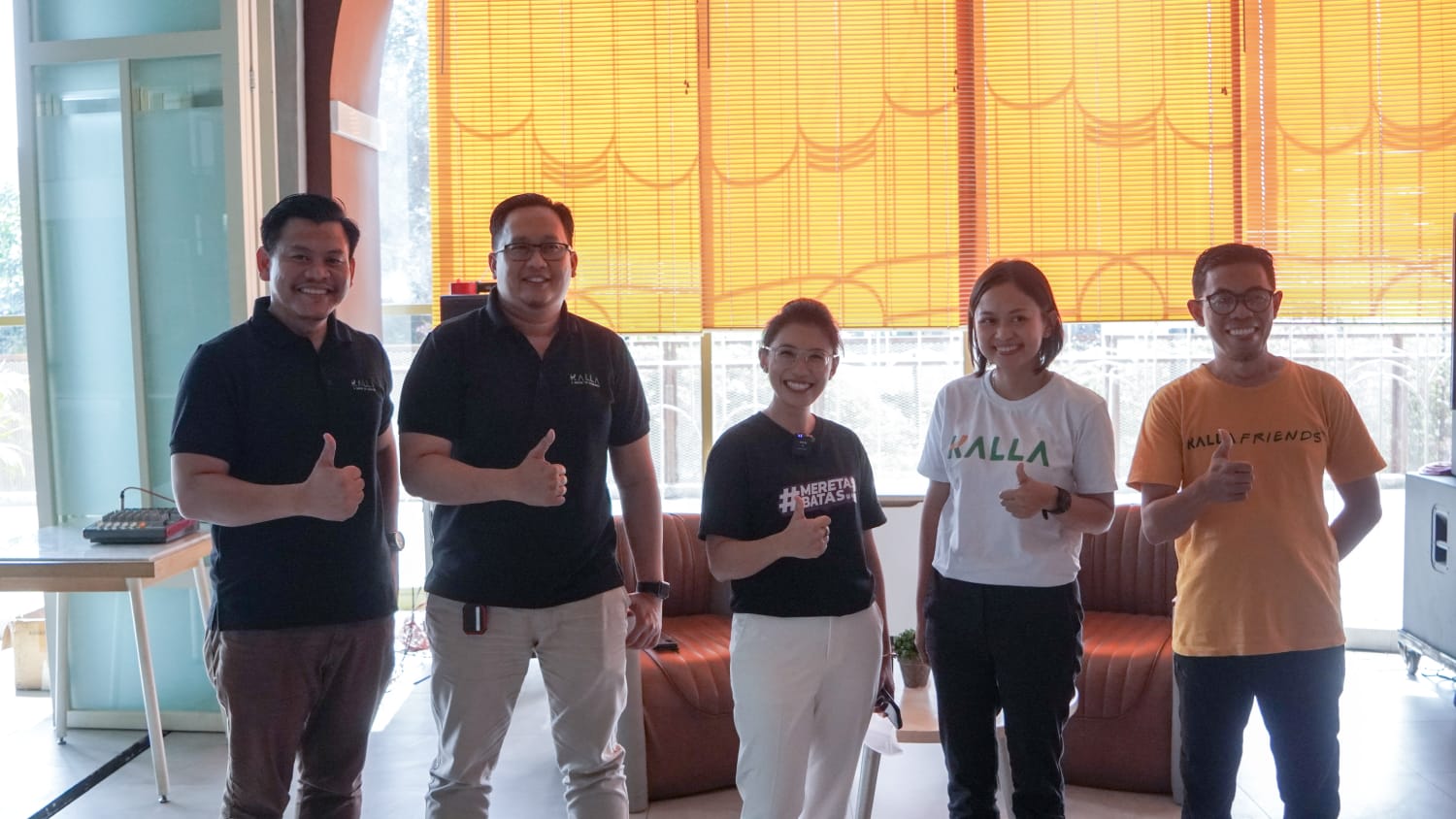 Penandatanganan kerja sama Kalla dan Binar di Kalla Youth Fest, Minggu (18/9)