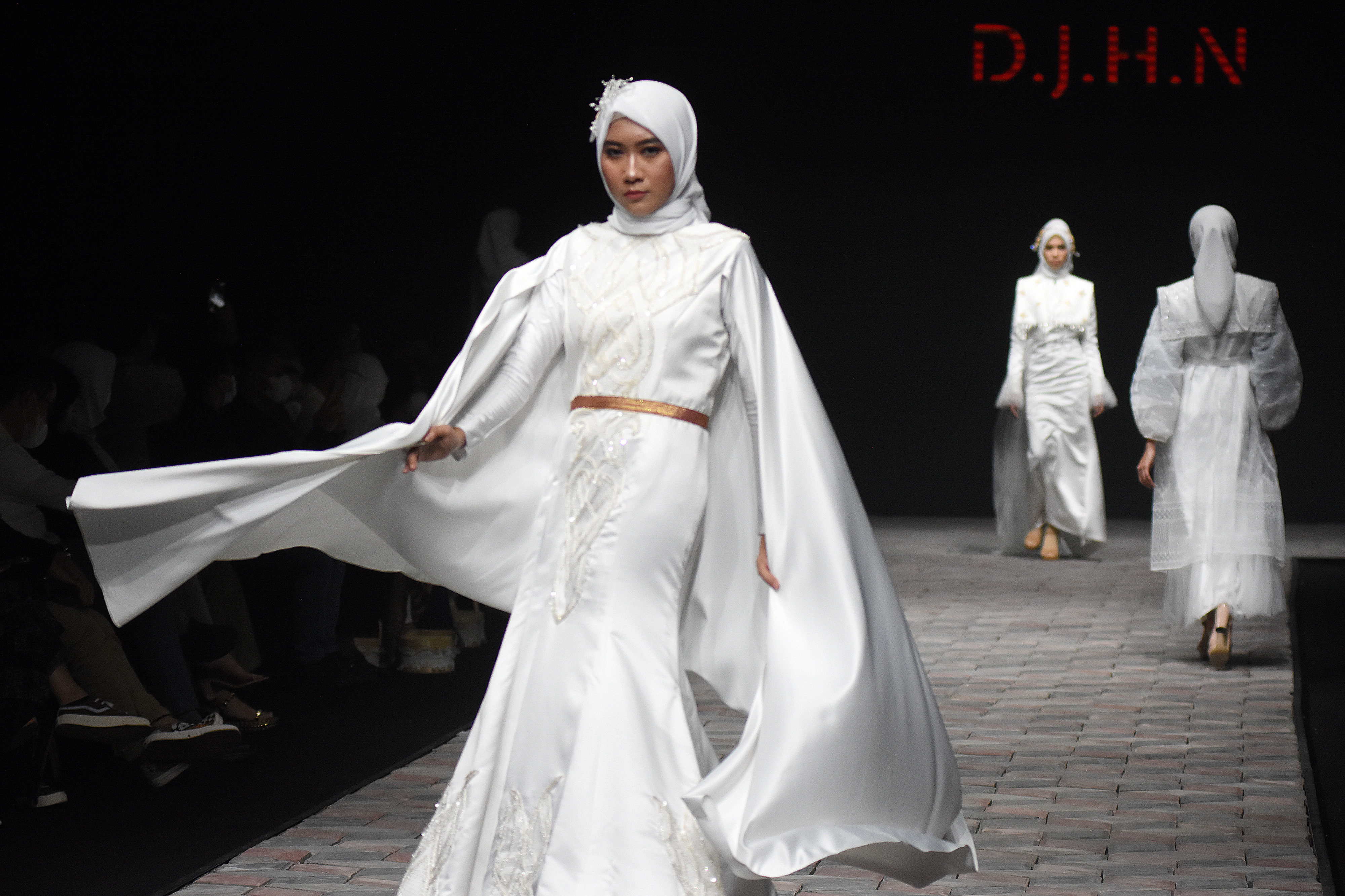 Model memperagakan busana D.J.H.N pada penutupan Muslim Fashion Festival+ 2022 (MUFFEST+2022) di The Ritz Carlton, Pacific Place, Jakarta.