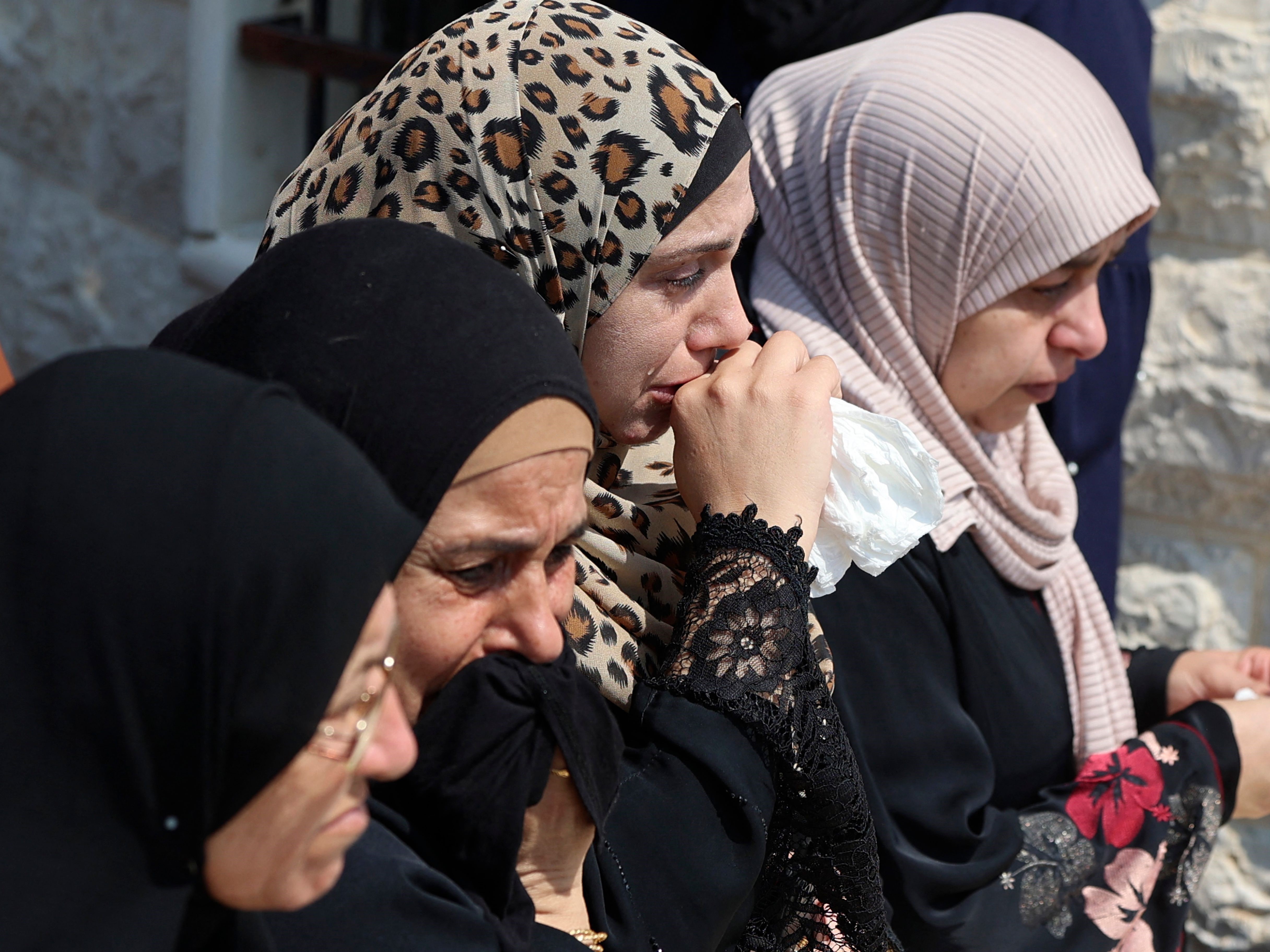 Para pelayat menghadiri pemakaman Taher Mohamed Zakarneh yang berusia 19 tahun, yang tewas dalam bentrokan dengan tentara Israel.