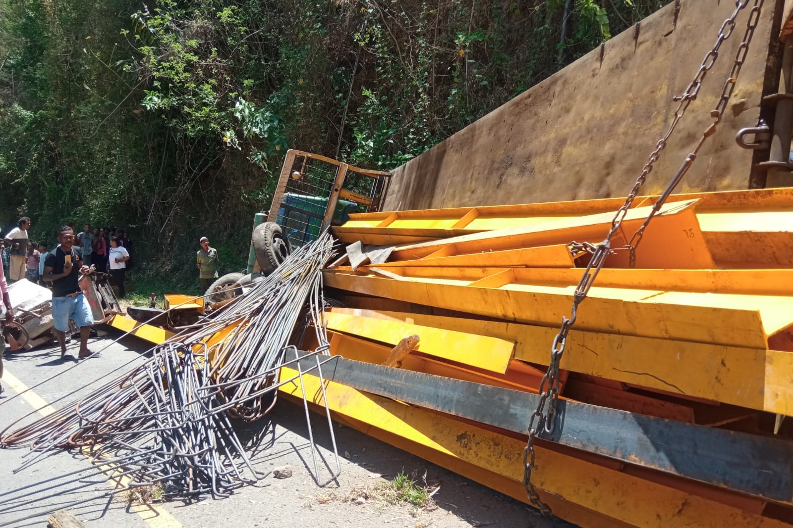 Mobil tronton mengalami kecelakaan hingga sopir meninggal dunia. 