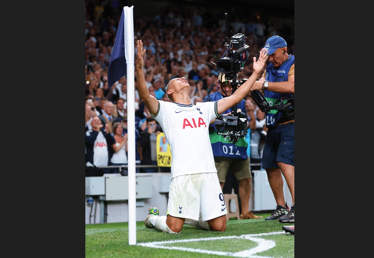 Penyerang Spurs Richarlison melakukan selebrasi usai mencetak gol ke gawang Marseille di laga Liga Champions.