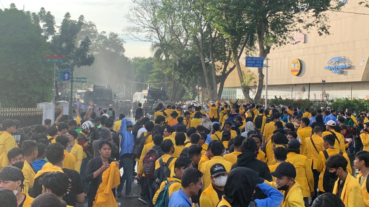 Aksi unjuk rasa mahasiswa menolak kenaikan harga BBM di Palembang, Sumsel, Kamis (8/9).